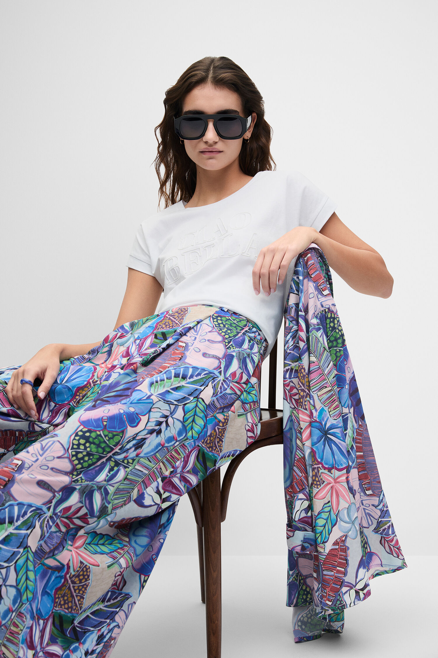 Sonnenbrille, Weißes T-Shirt, Bedruckter Schal, Blumenmuster, Weite Hose