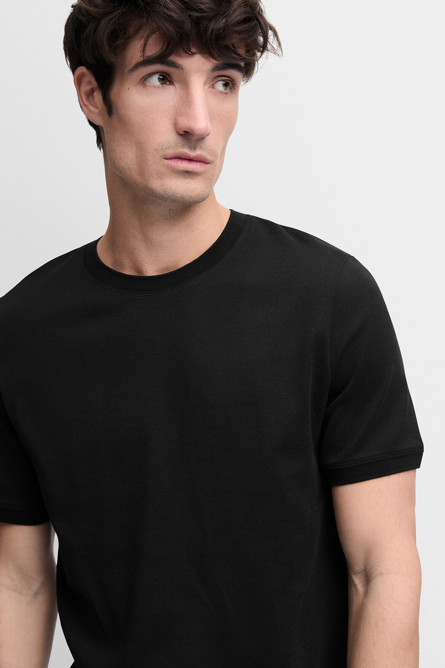 Bekleidung, T-shirt, Person, Ärmel, Gesicht