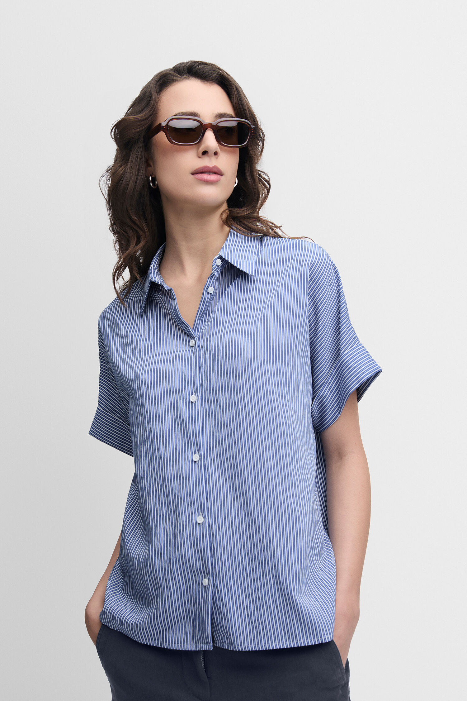 Hemd, Bluse, Sonnenbrille, Ärmel, Gesicht - blau