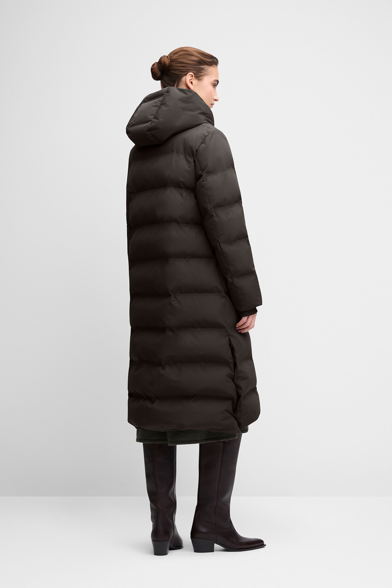 Daunenmantel, Hoodie-Mantel, mittellang, dunkle Farbe, Stiefel-Kombination