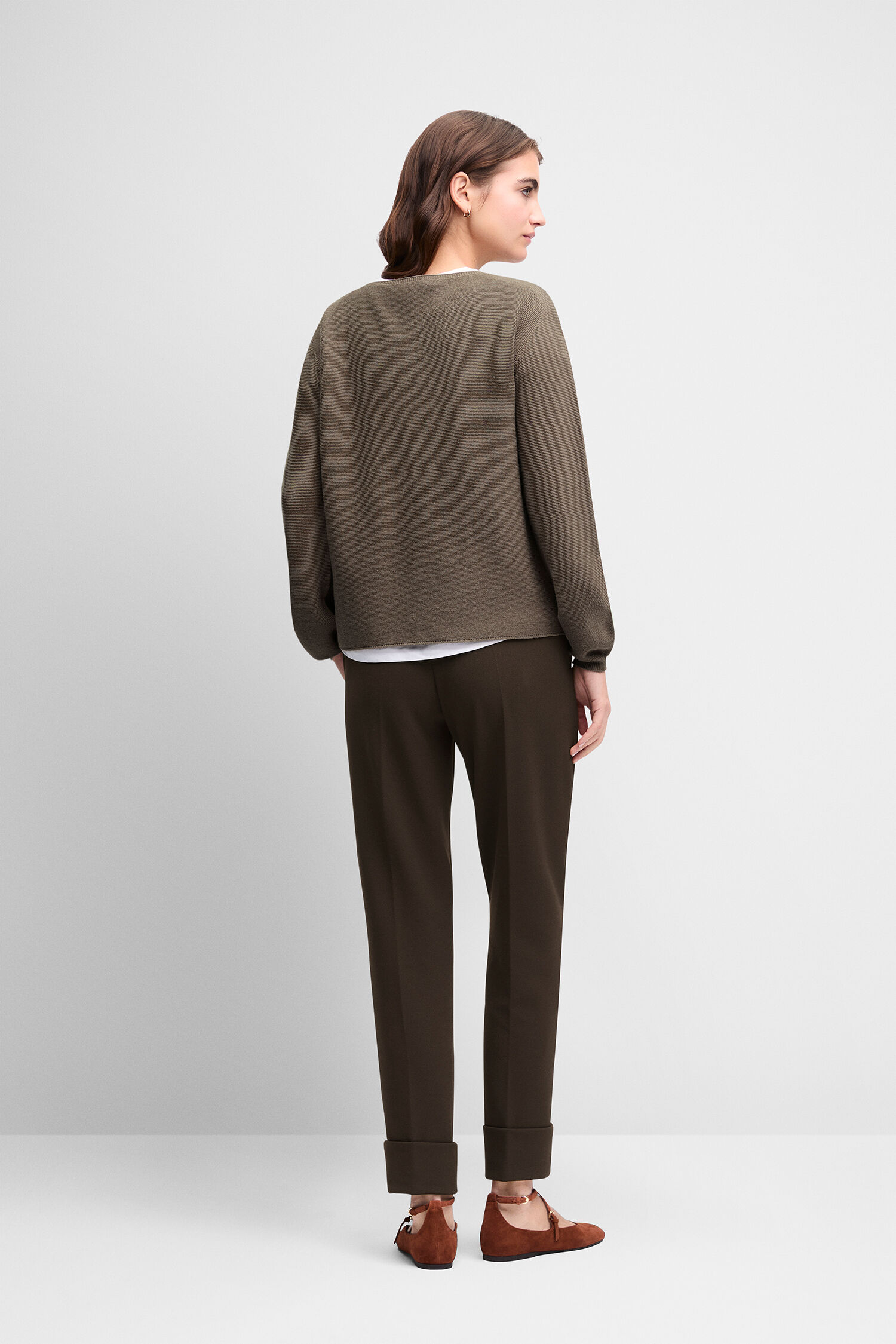 Kuscheljacke, Oversize-Sweatshirt, Braune Hose, Pantalon, Loafer aus Leder