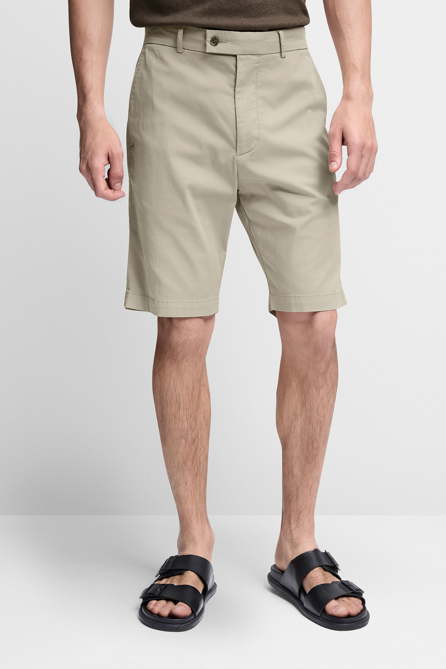 Bekleidung, Kurze Hosen, Sandale, T-shirt, Person