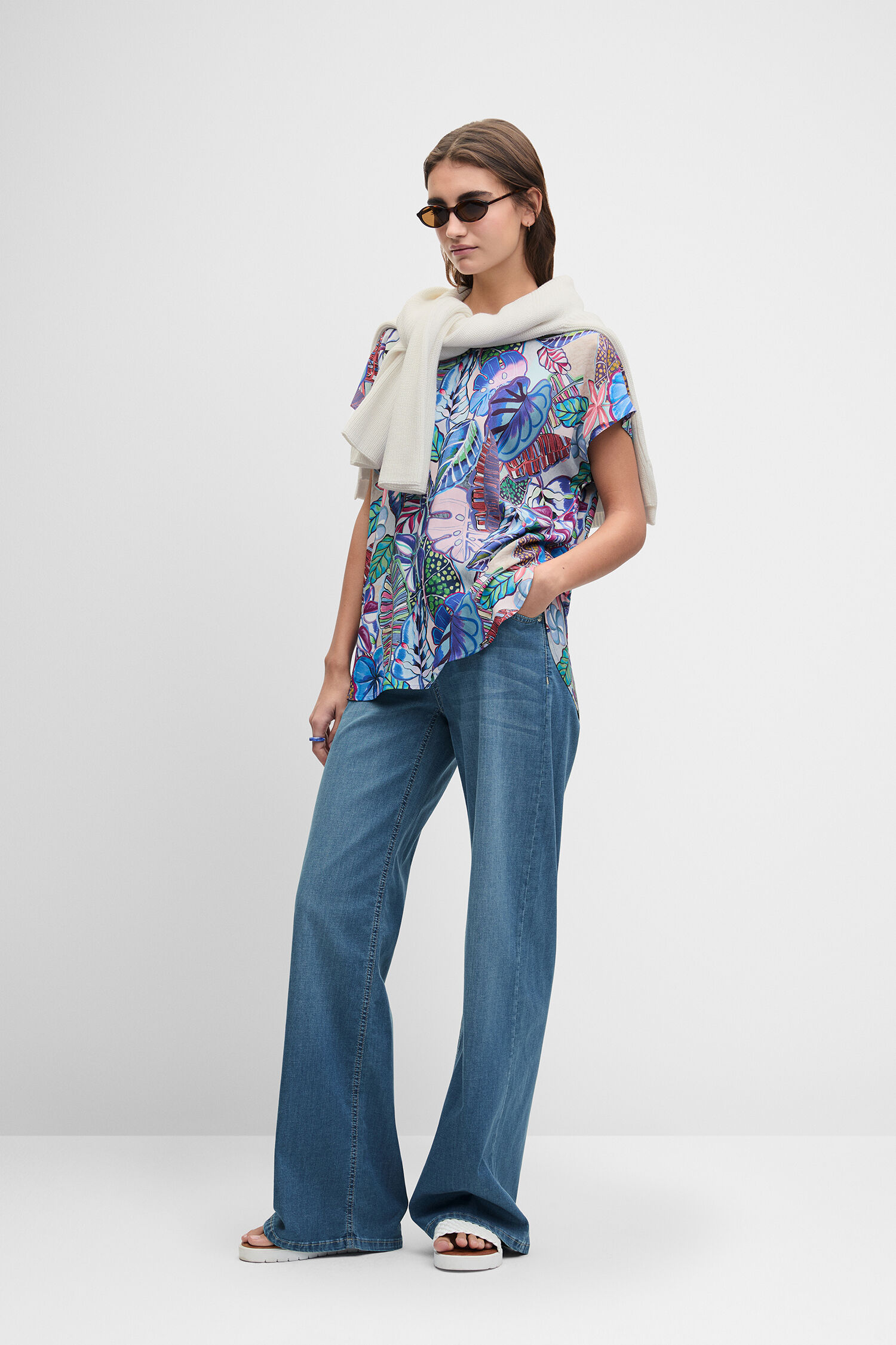 Bluse, Druck, Palmemuster, Jeanshose, Sonnenbrille
