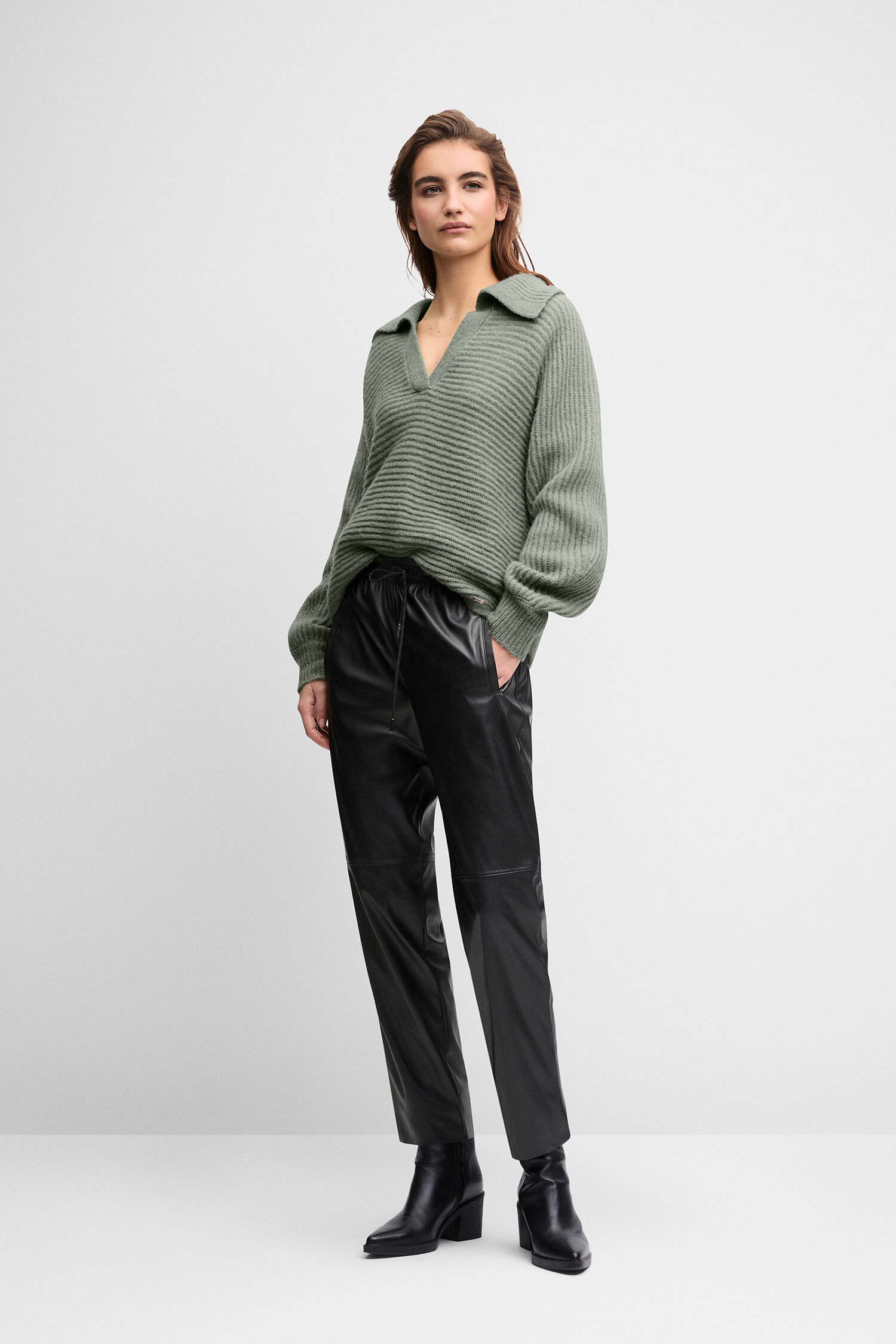 grün, Knitpullover, V-Ausschnitt, Lederhose, Stiefel