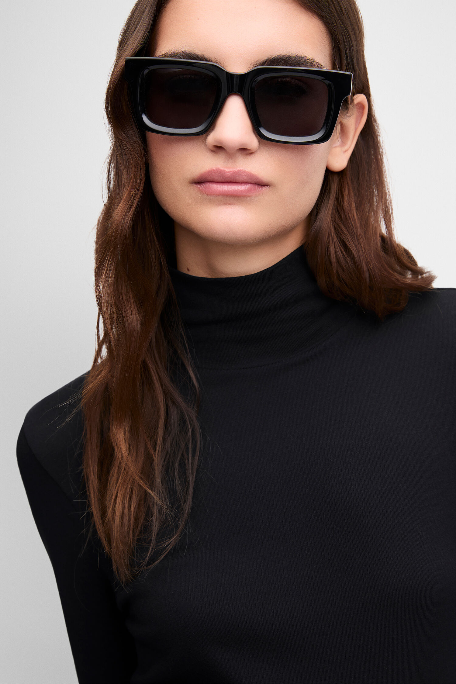 Sonnenbrille, große Rahm, schwarz, schwarzes Oberteil, Hautnahe Pose