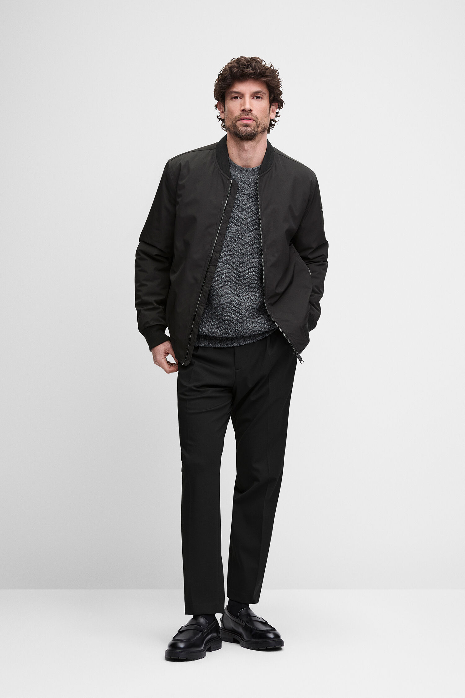 Bomberjacke, Schwarze Jacke, Strickpullover, Schwarze Hose, Leder Schuhe