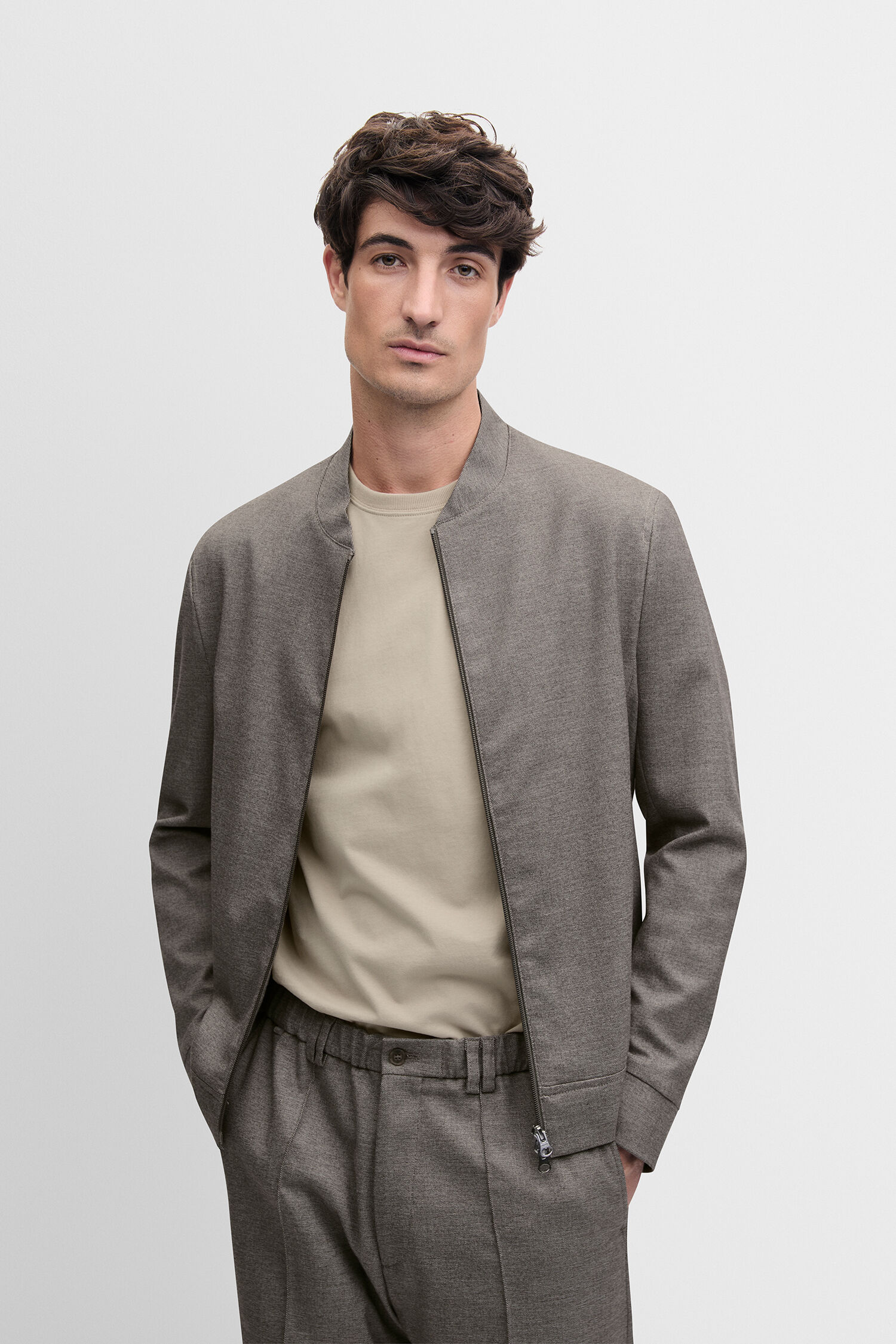 jacke, mantel, t-shirt, hose, grau