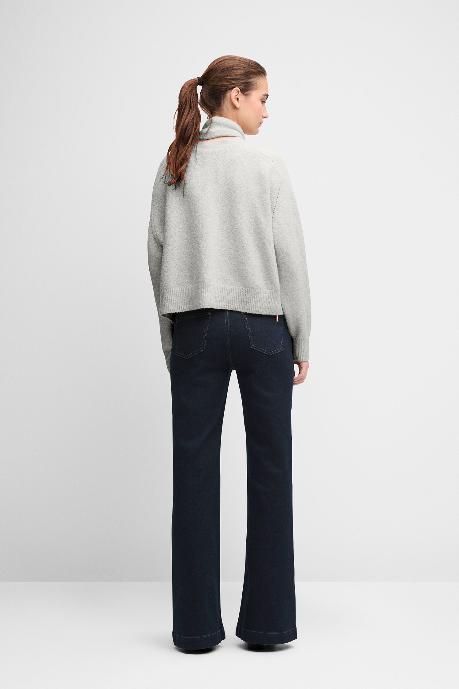 graue Strickjacke, pulloverjacke, Fleecestoff, hochbundige Hose, dunkelblaue Jeans