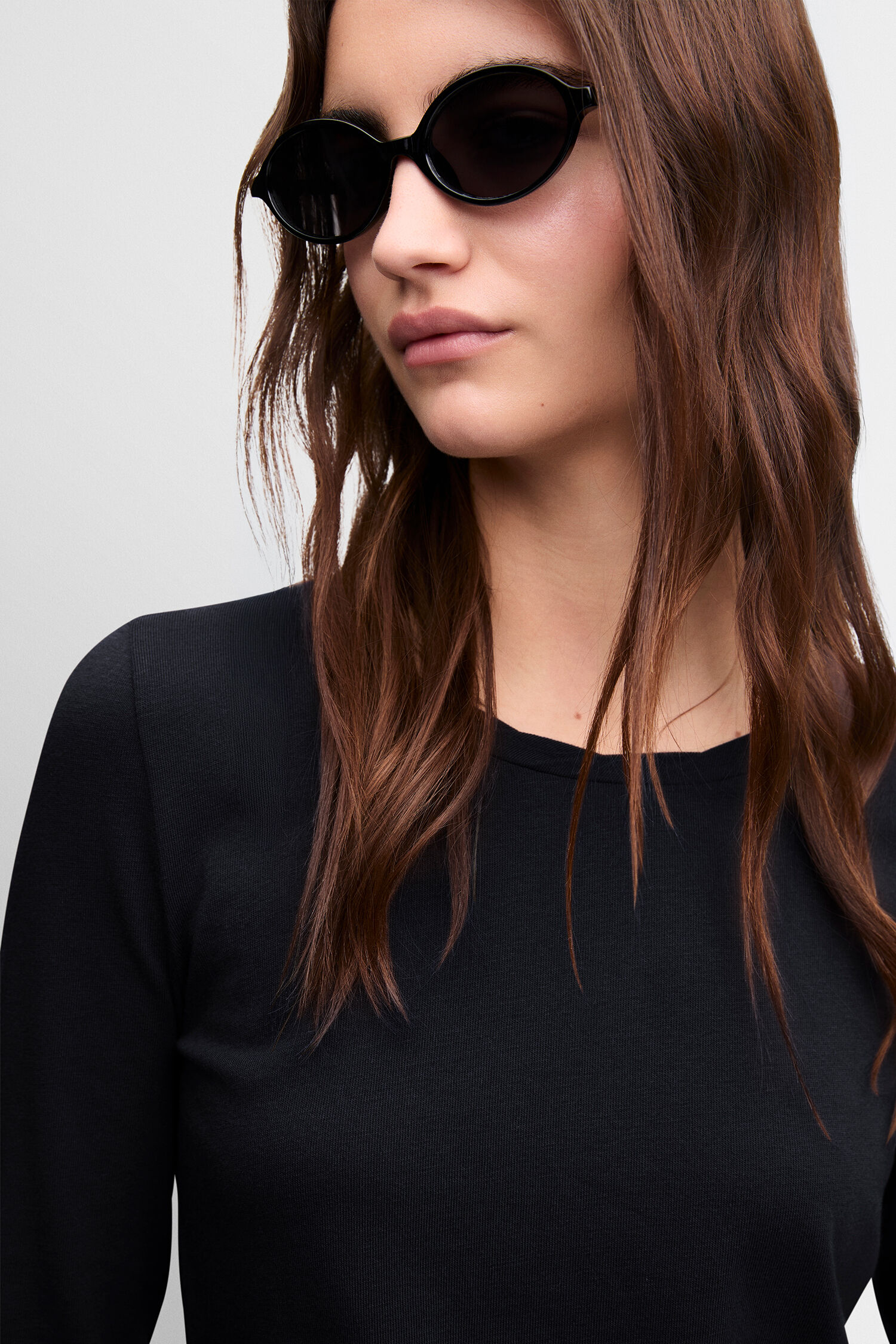 schwarzes top, lange arme, runder ausschnitt, einfarbig, sonnenbrille