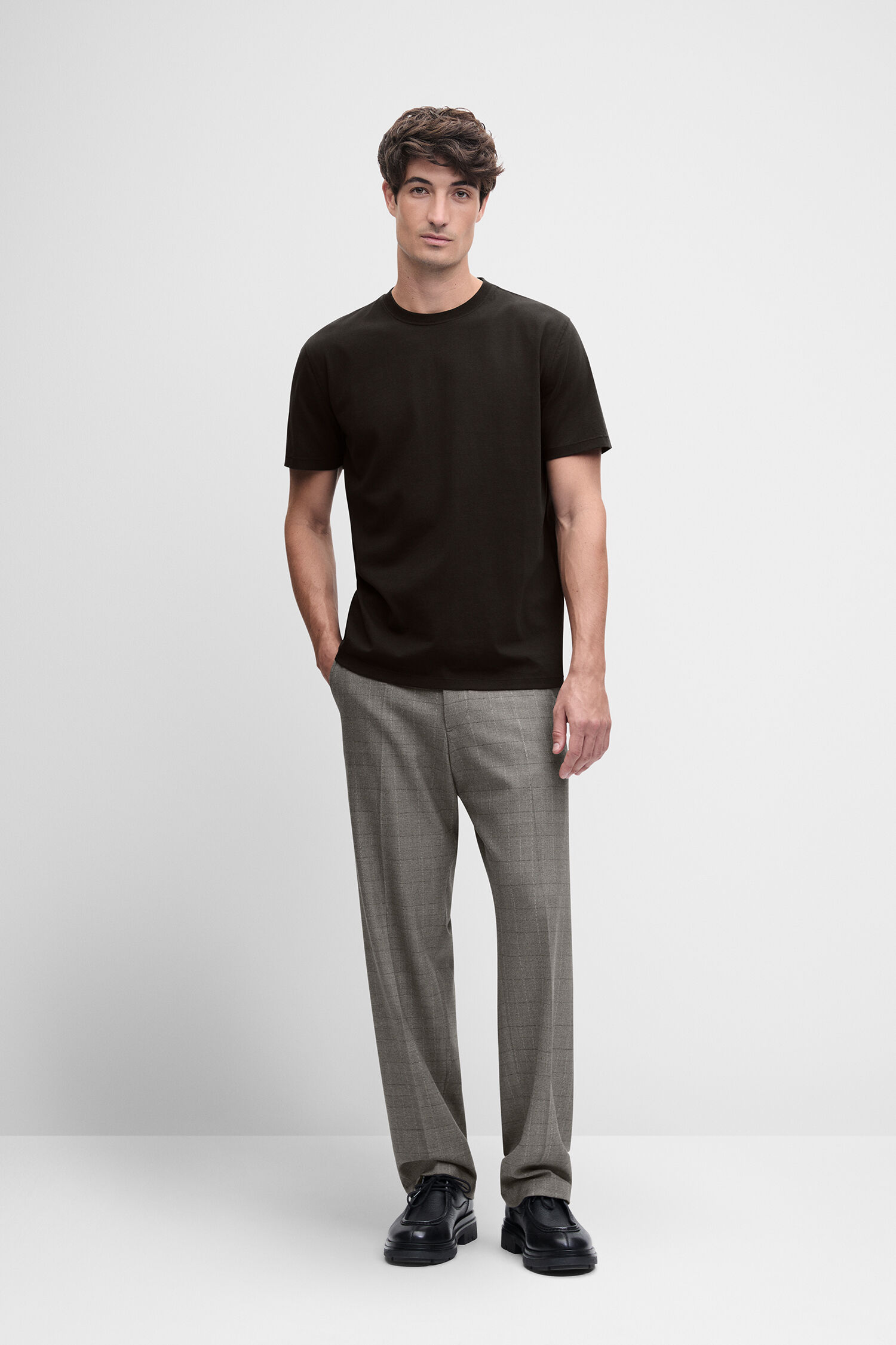 T-Shirt, Schwarz, Kurzarm, glatte Oberfläche, Hose Hellgrau