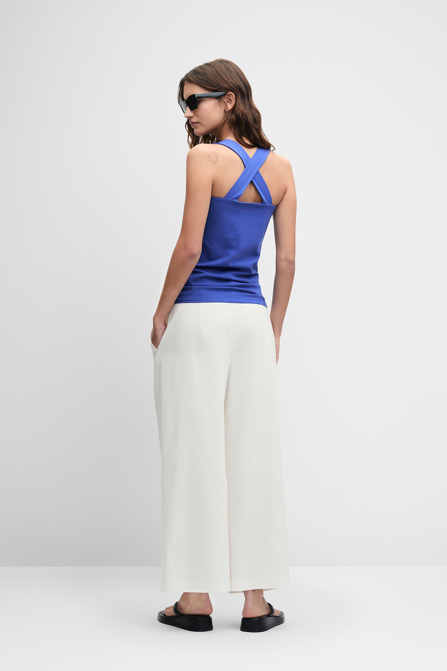 blaues Top, sleeveless, Tanktop, Baumwollmischung, weiße Hose
