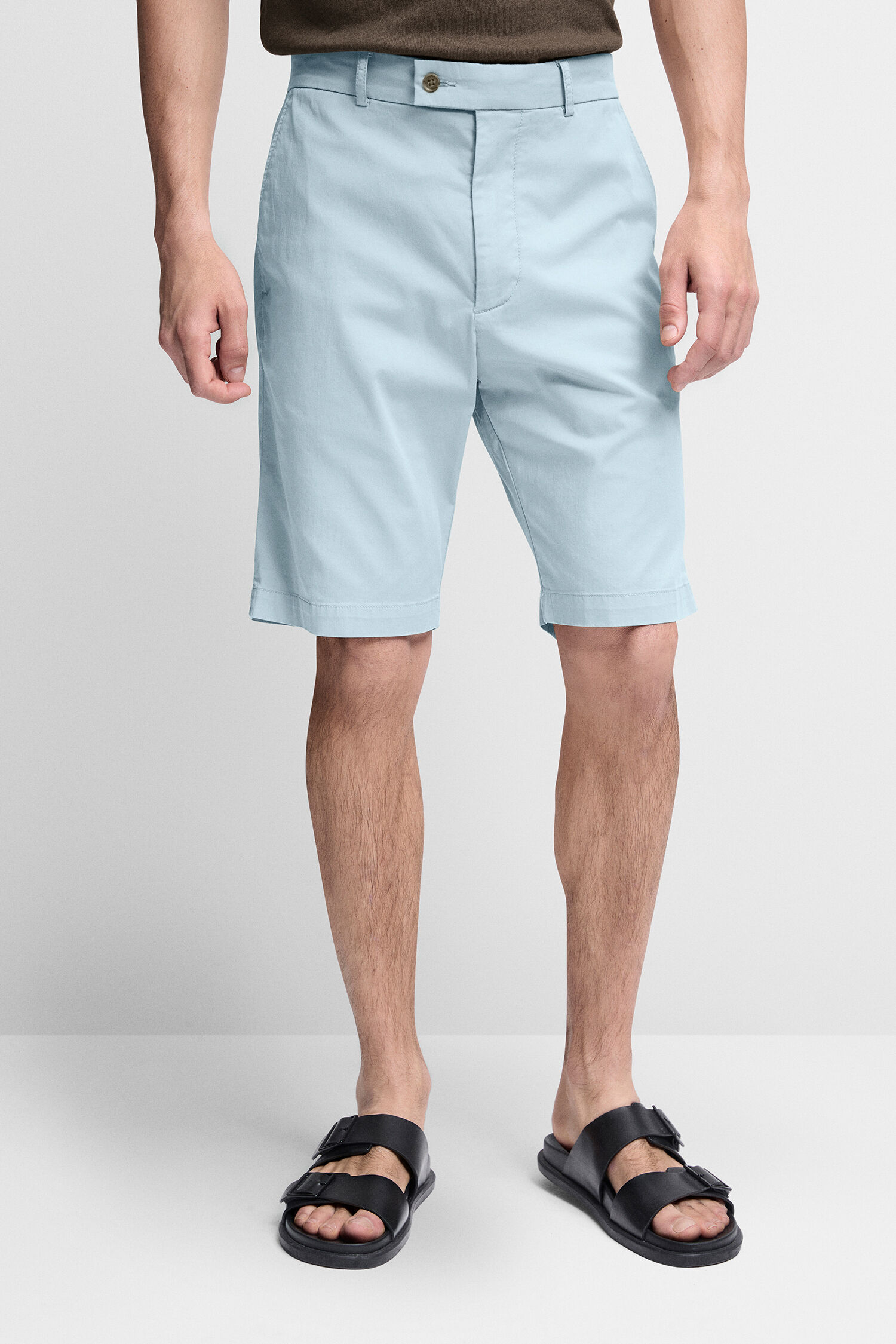 Bekleidung, Kurze Hosen, T-shirt, Sandale, Person