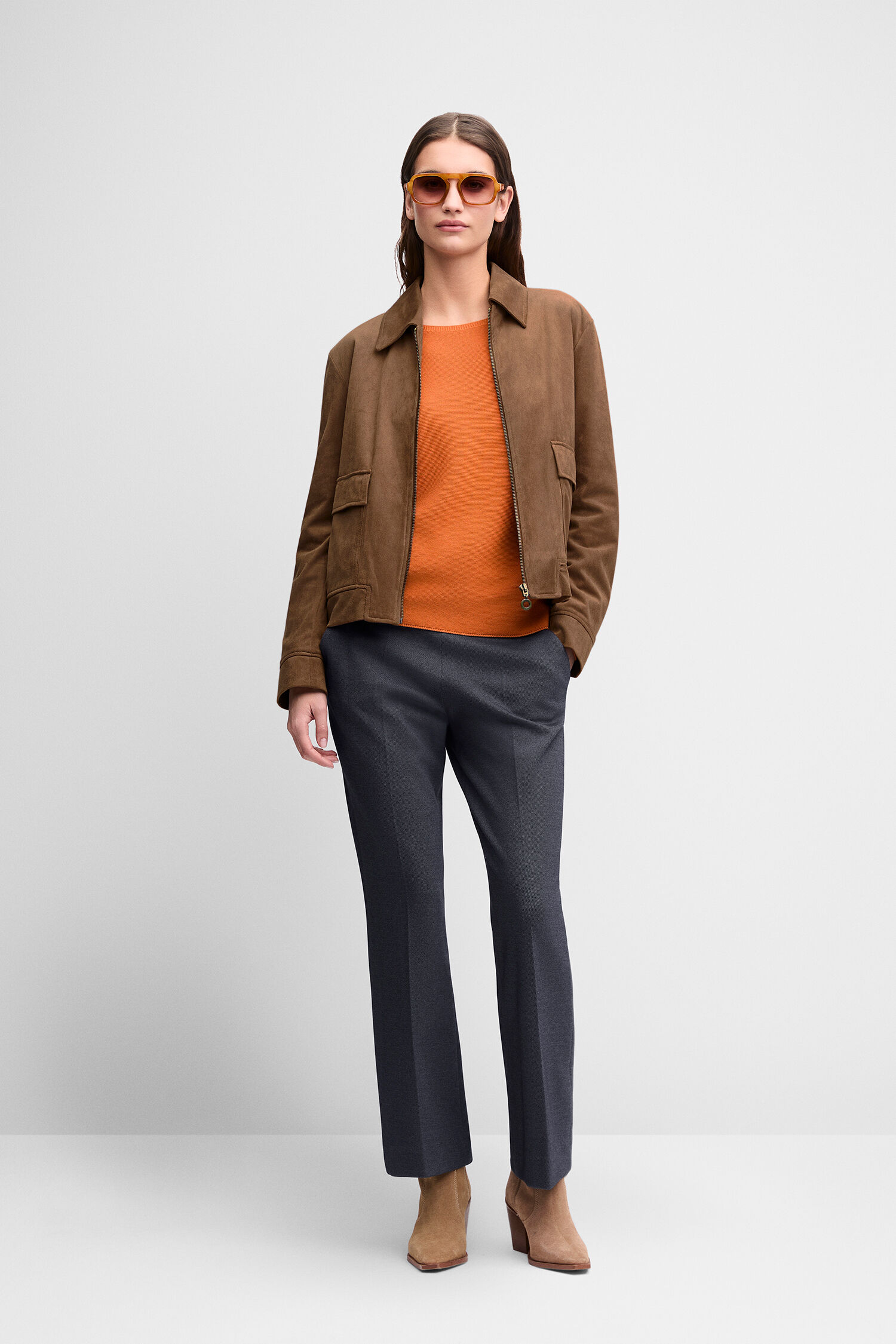 braune jacke, suede jacke, orange top, graue hose, tan farbene stiefel
