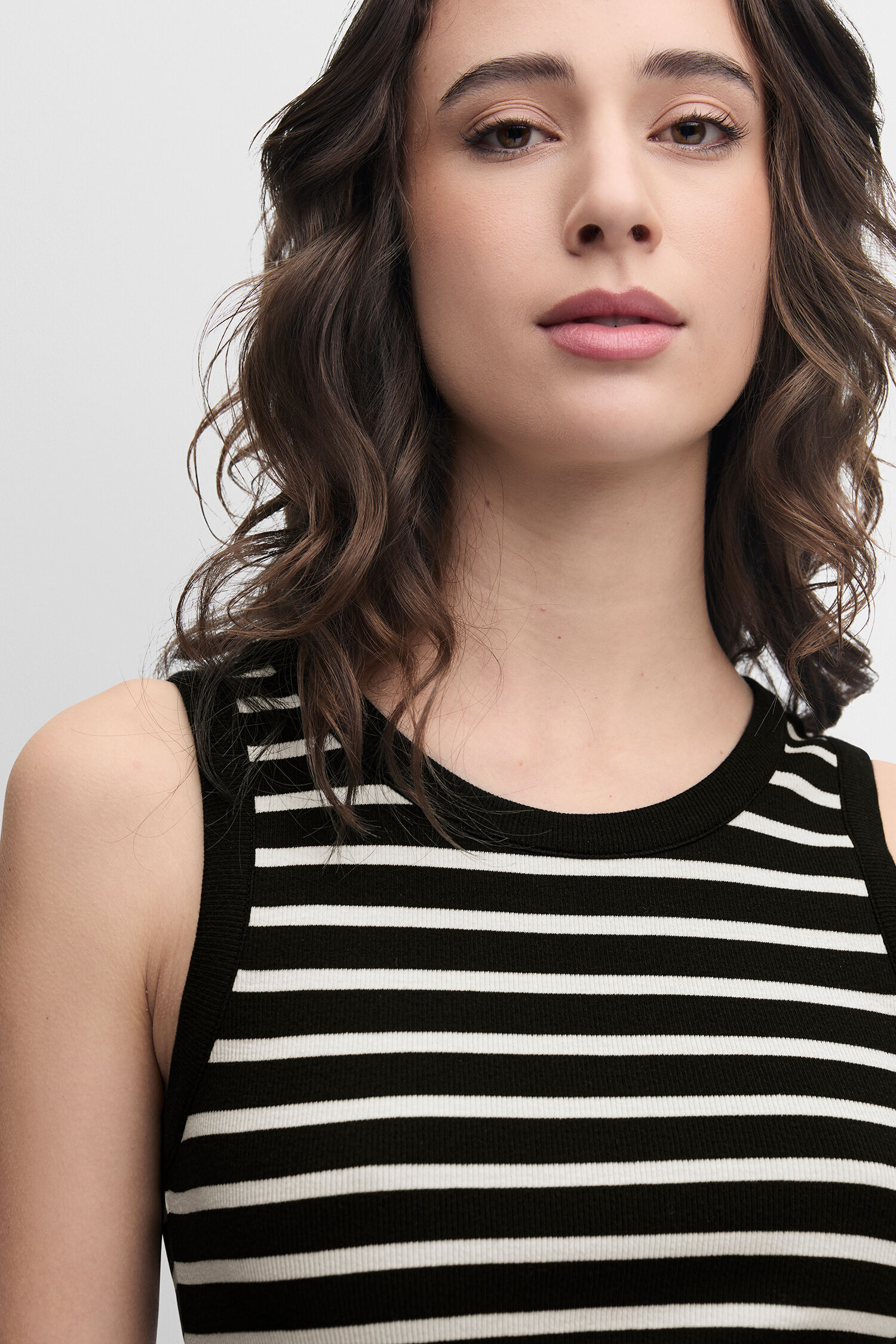 Bluse, Tanktop, Person, Kurze Hose, Gesicht