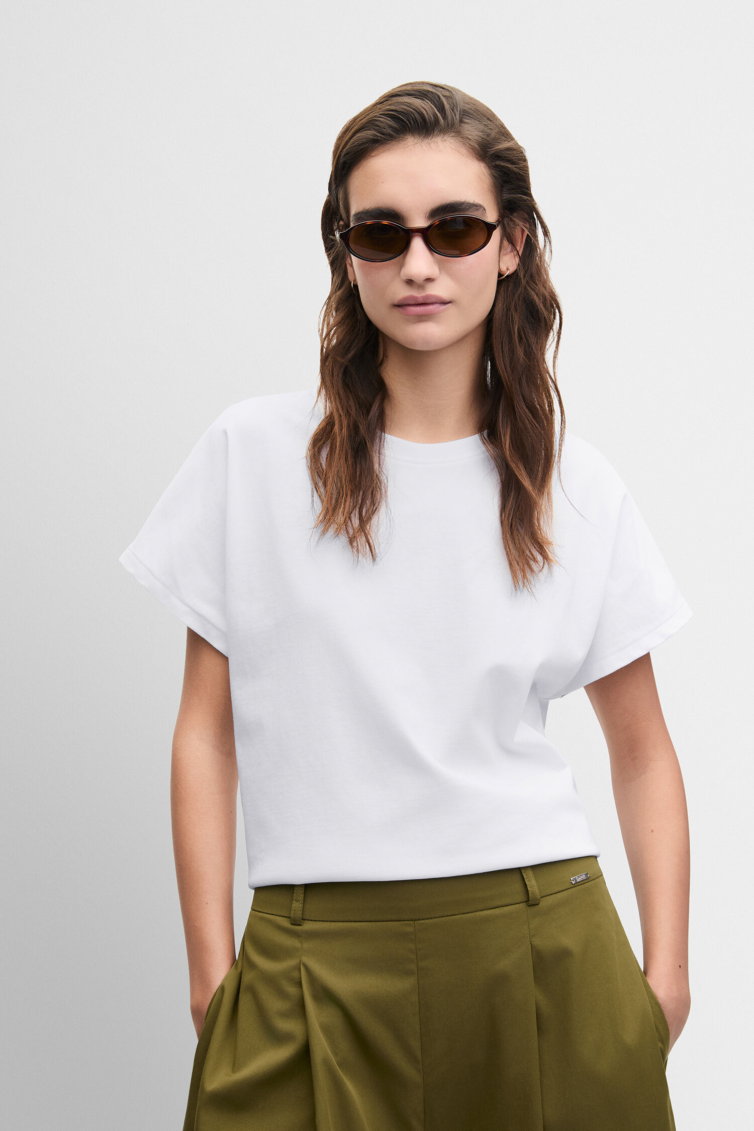weißes t-shirt, lockere passform, kurze ärmel, olivgrüne hose, sonnenbrille