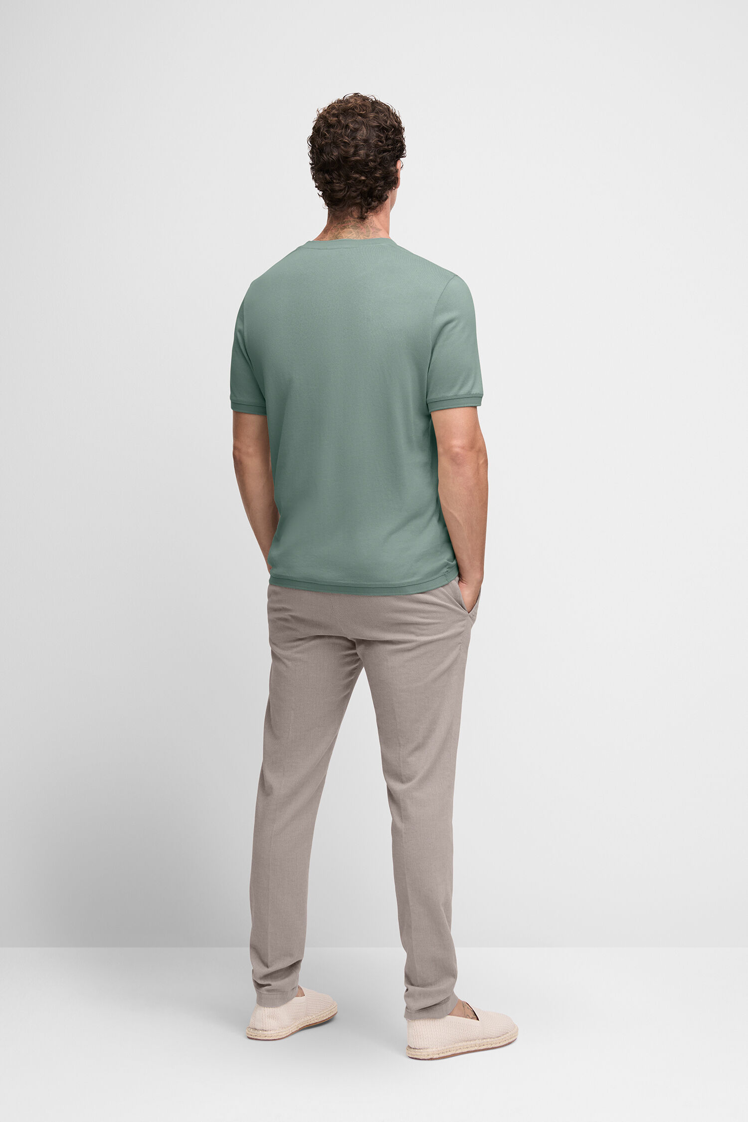 Person, Stehend, T-shirt, Erwachsener, Mann