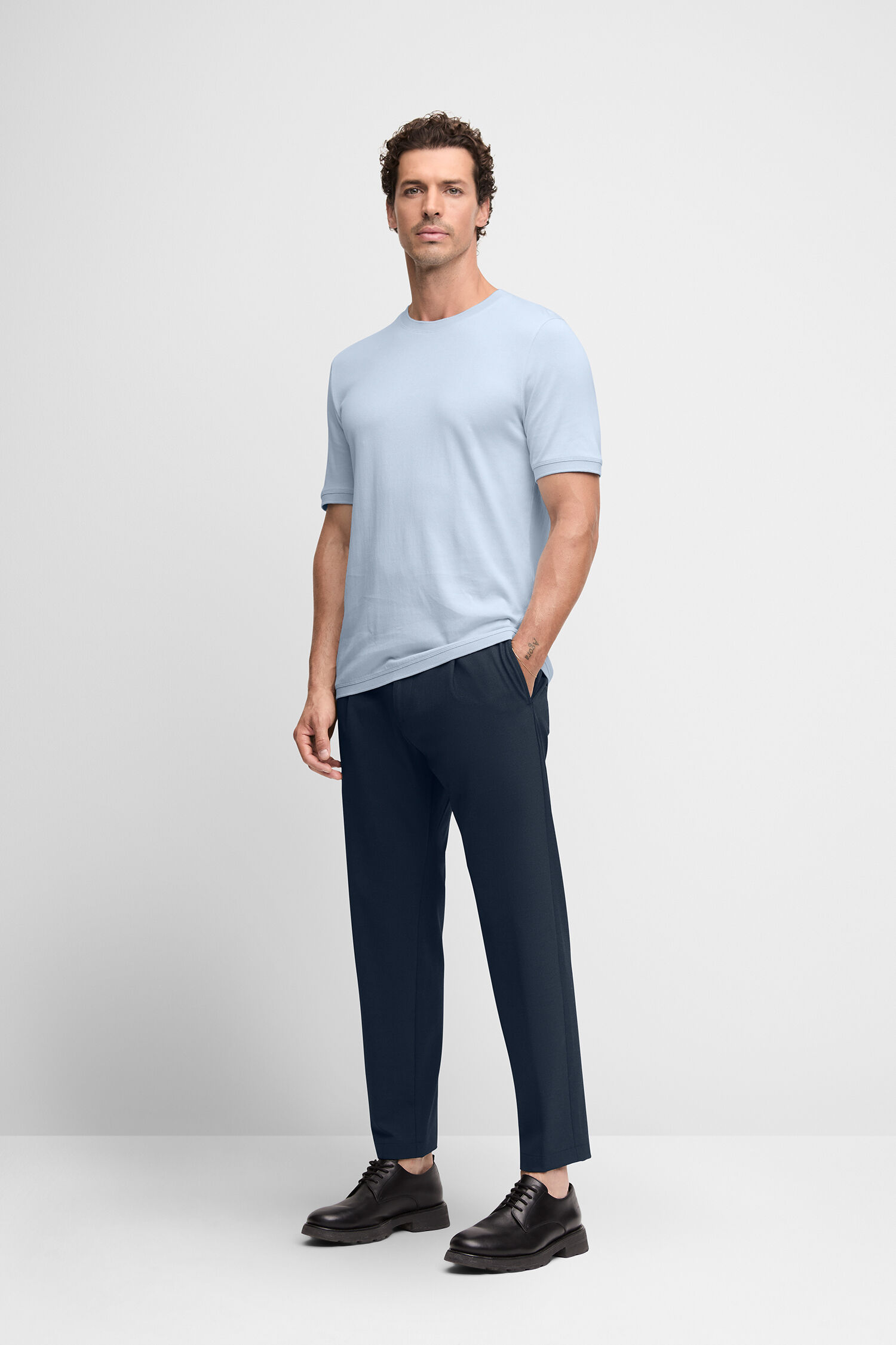 Hosen, T-shirt, Person, Stehend, Mann