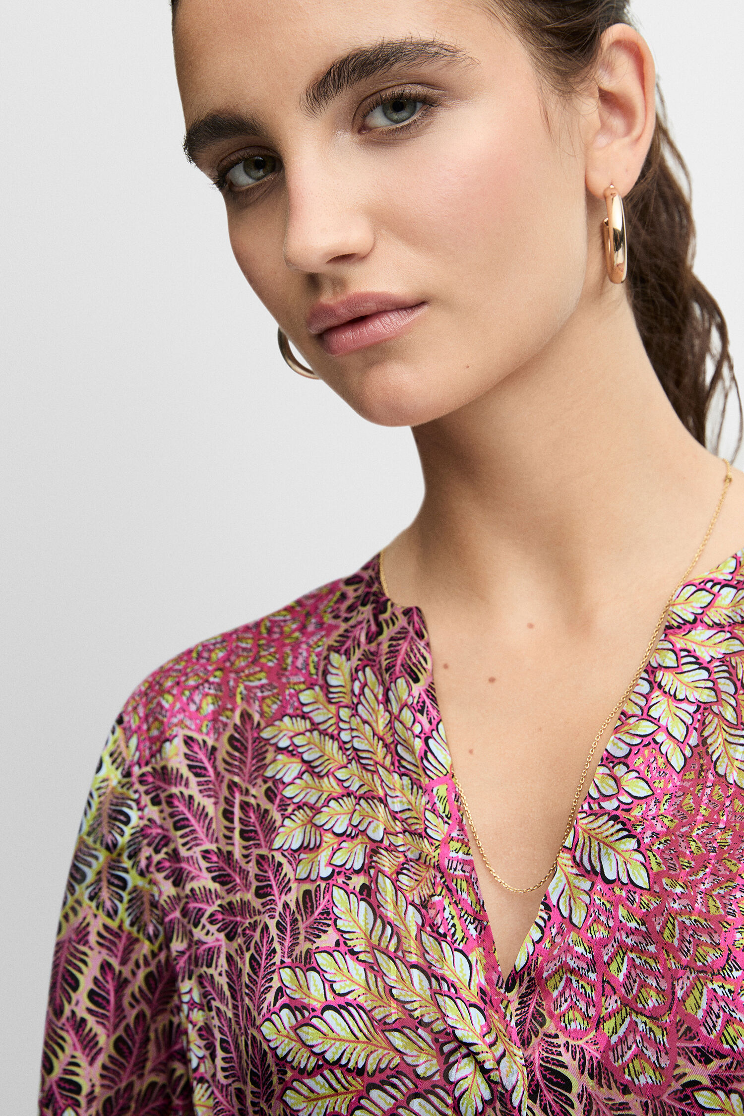 Kleid CIDEAN Bluse, Zubehör, Ohrring, Person, Frau