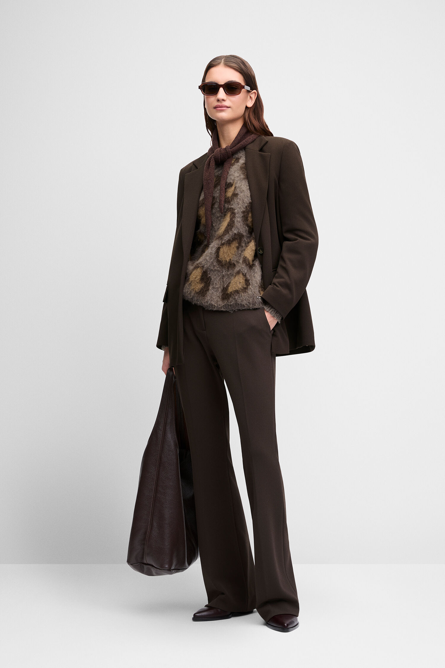 braune Anzug, braune Blazer, braune Hose,  Felltop, Sonnenbrille