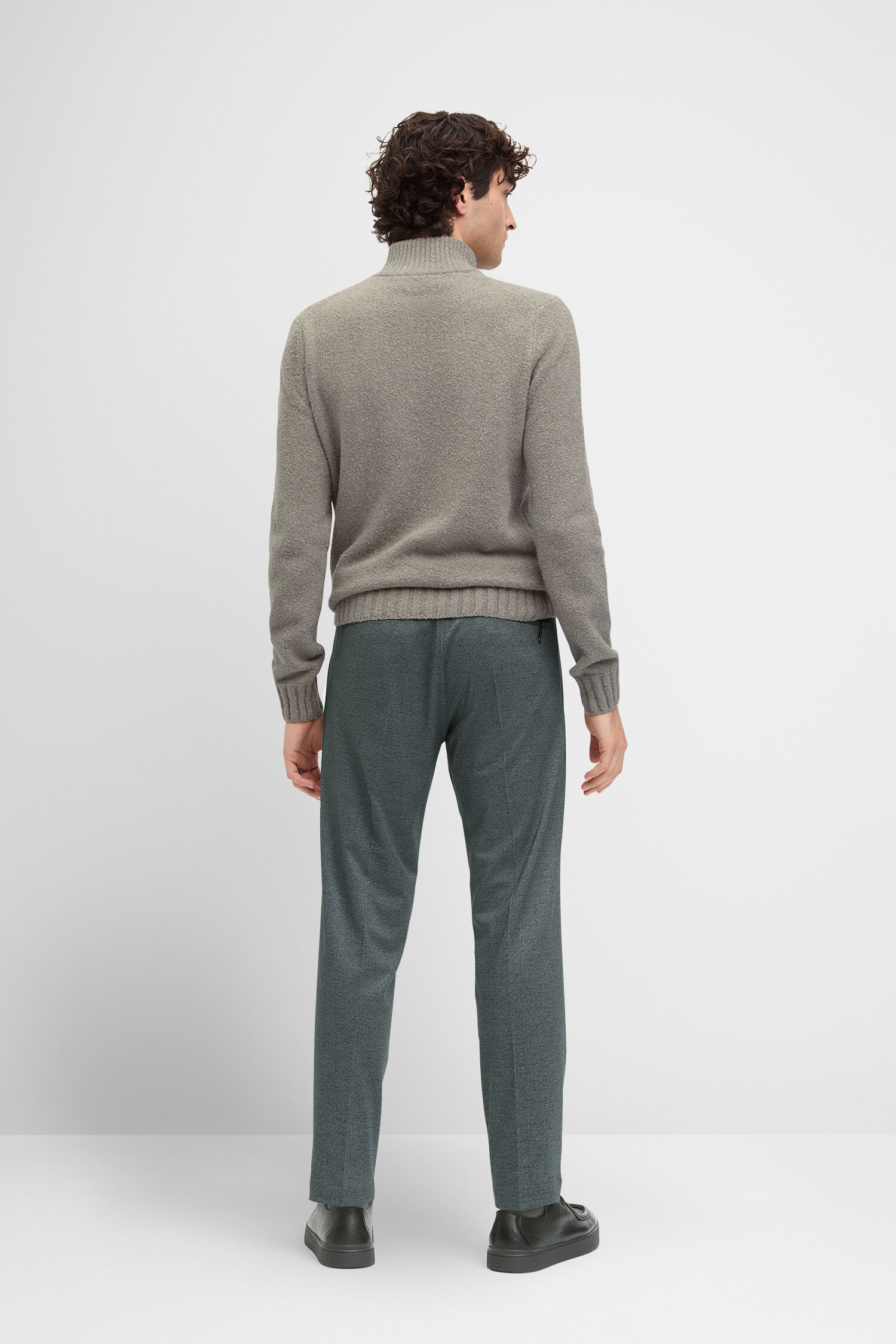 Hosen, Pullover, Erwachsener, Mann, Person