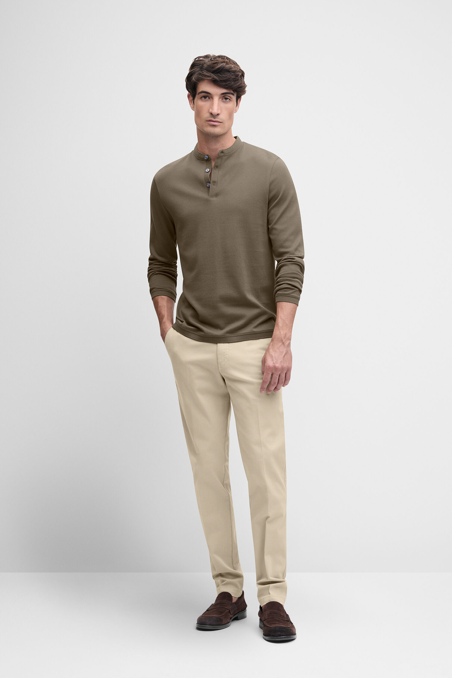 Henley-Shirt, Langarmshirt, Olivgrün, Strickoberteil, Beige Hose