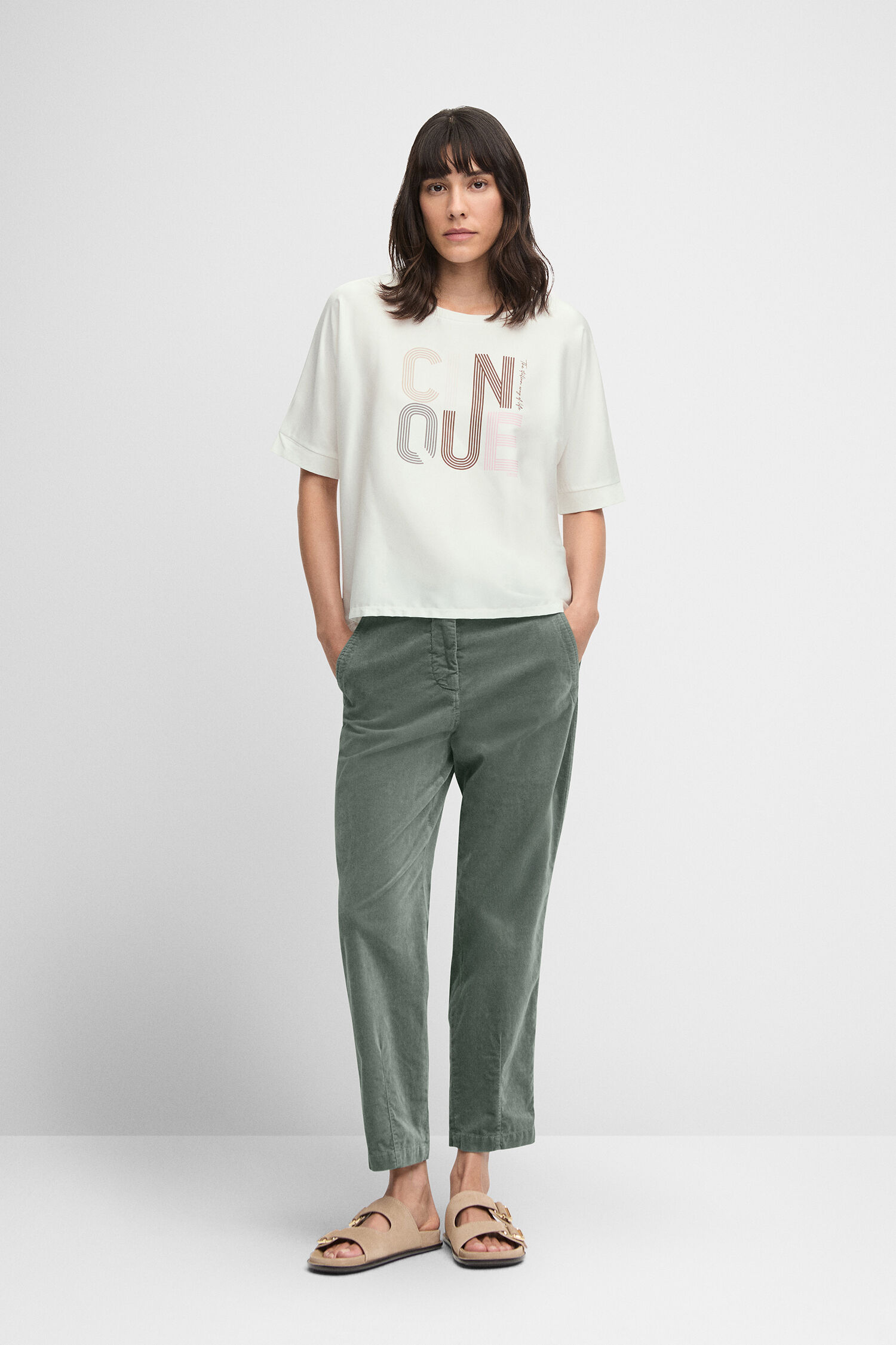 Bluse, Hosen, T-shirt, Sandale, Person