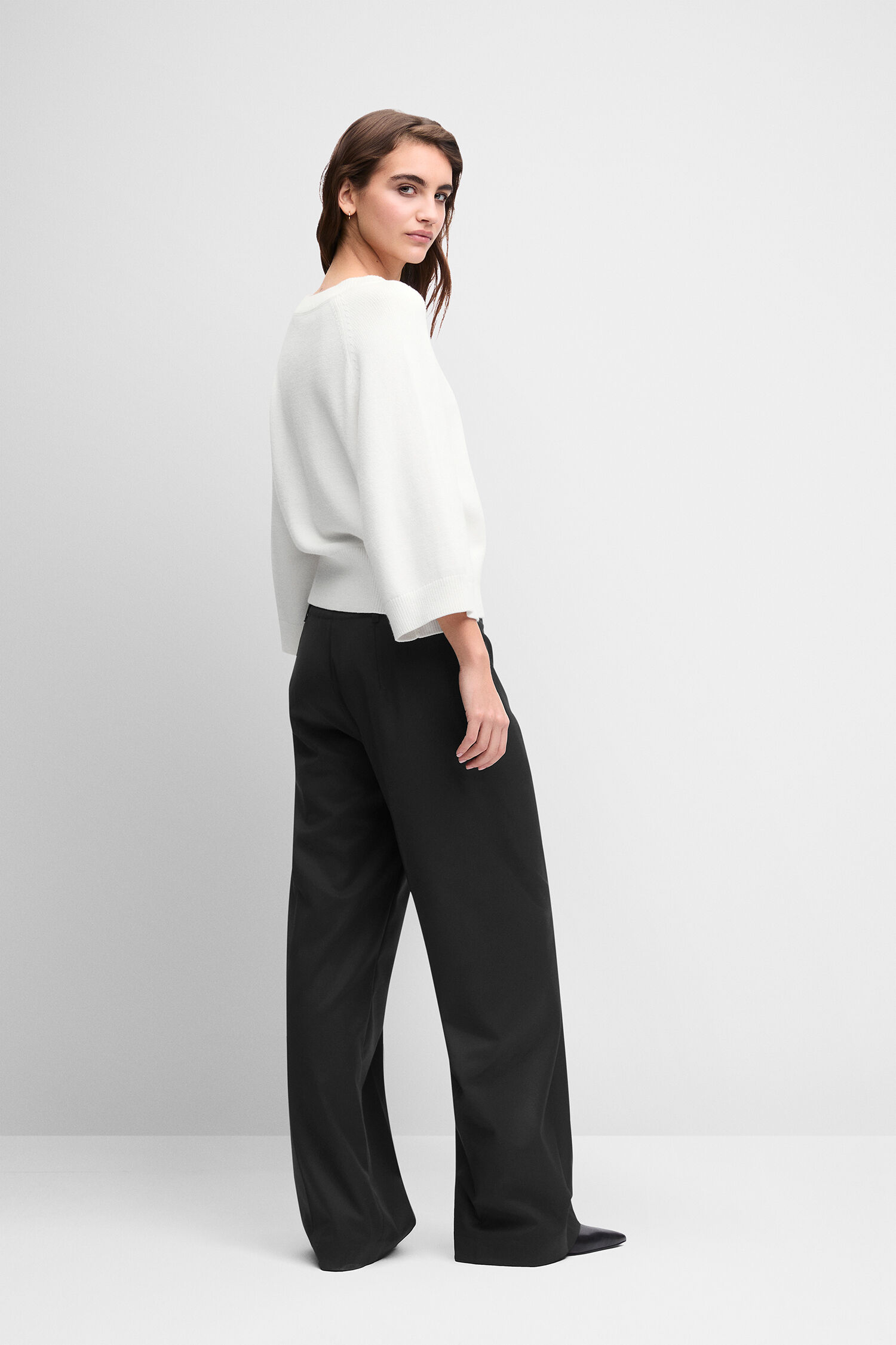 Weißes Oberteil, Pulli, Oversize, Kaltlose Silhouette, Schwarzweite Hose