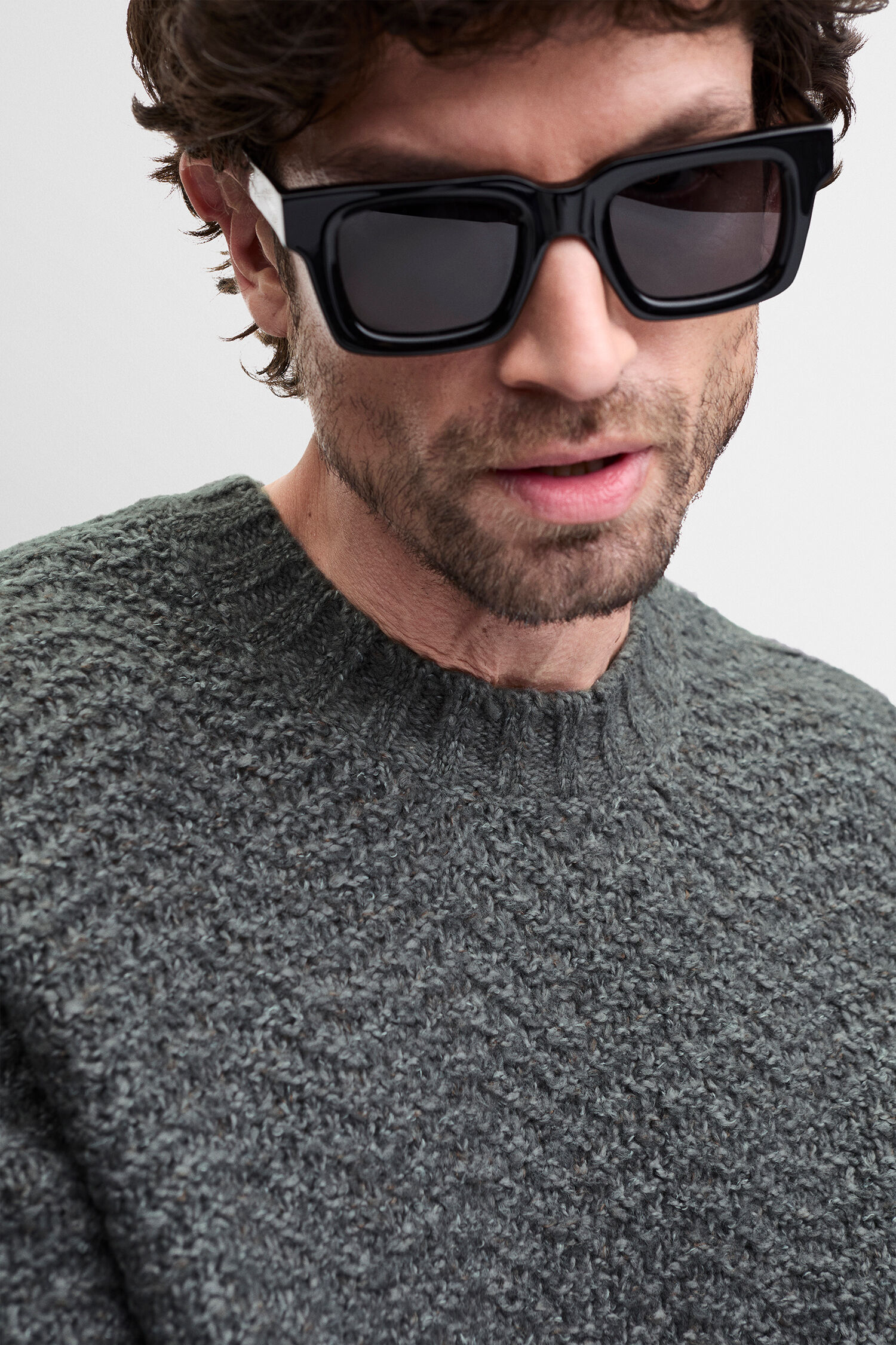 Sonnenbrille, großer Rahmen, schwarz, dunkle Gläser, schwarze Brille