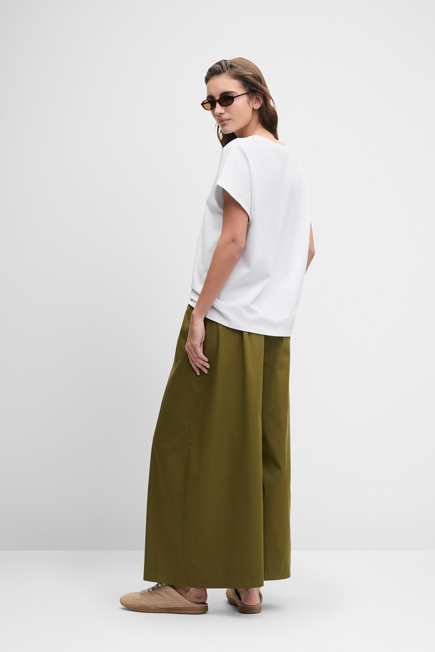 weißes T-Shirt, weite Hose, olivgrün, baumwollstoff, lässiger Stil
