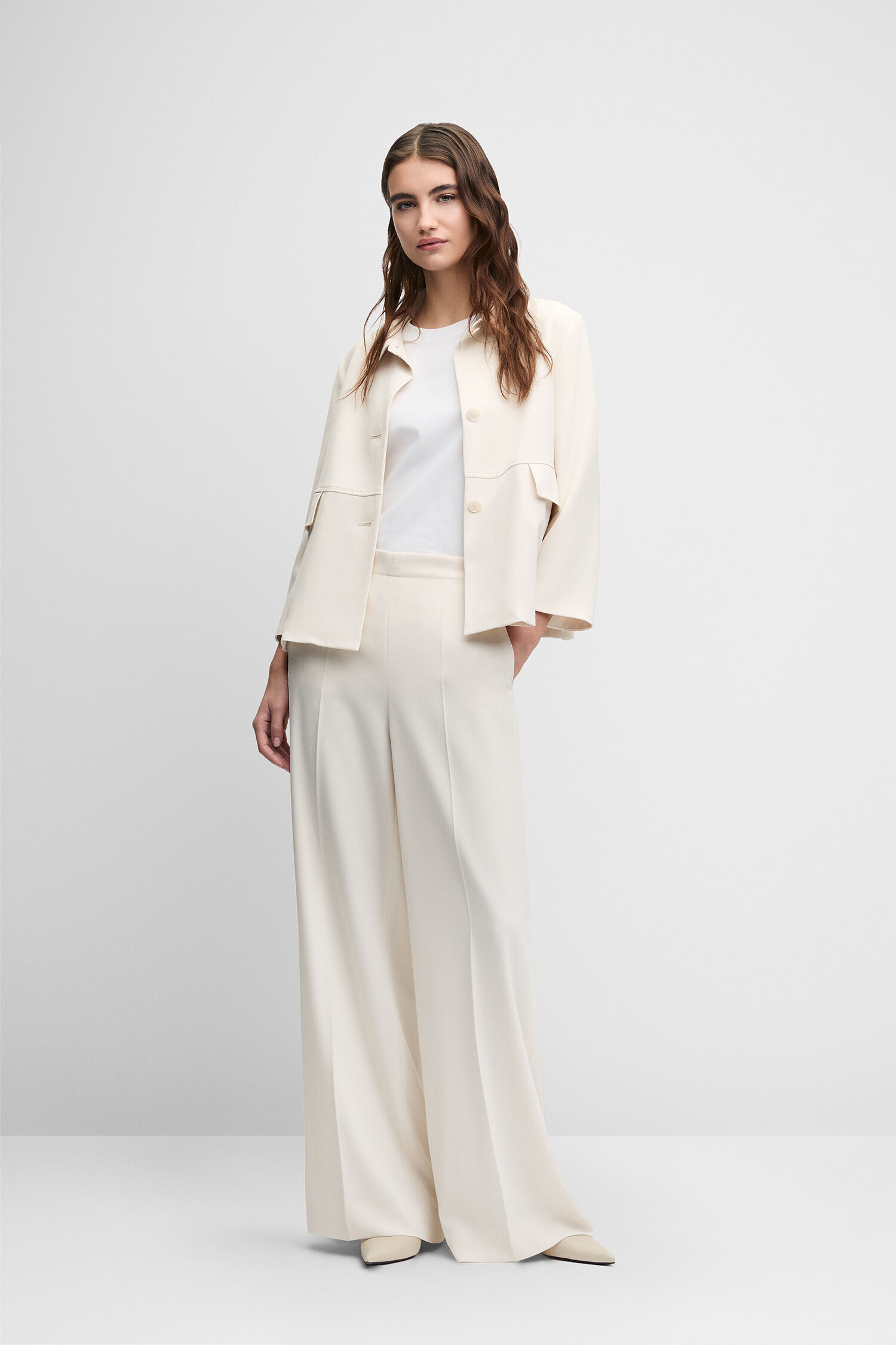 beige blazer, weite hose, zweiteilige anzug, cremefarbig, langeärmlig