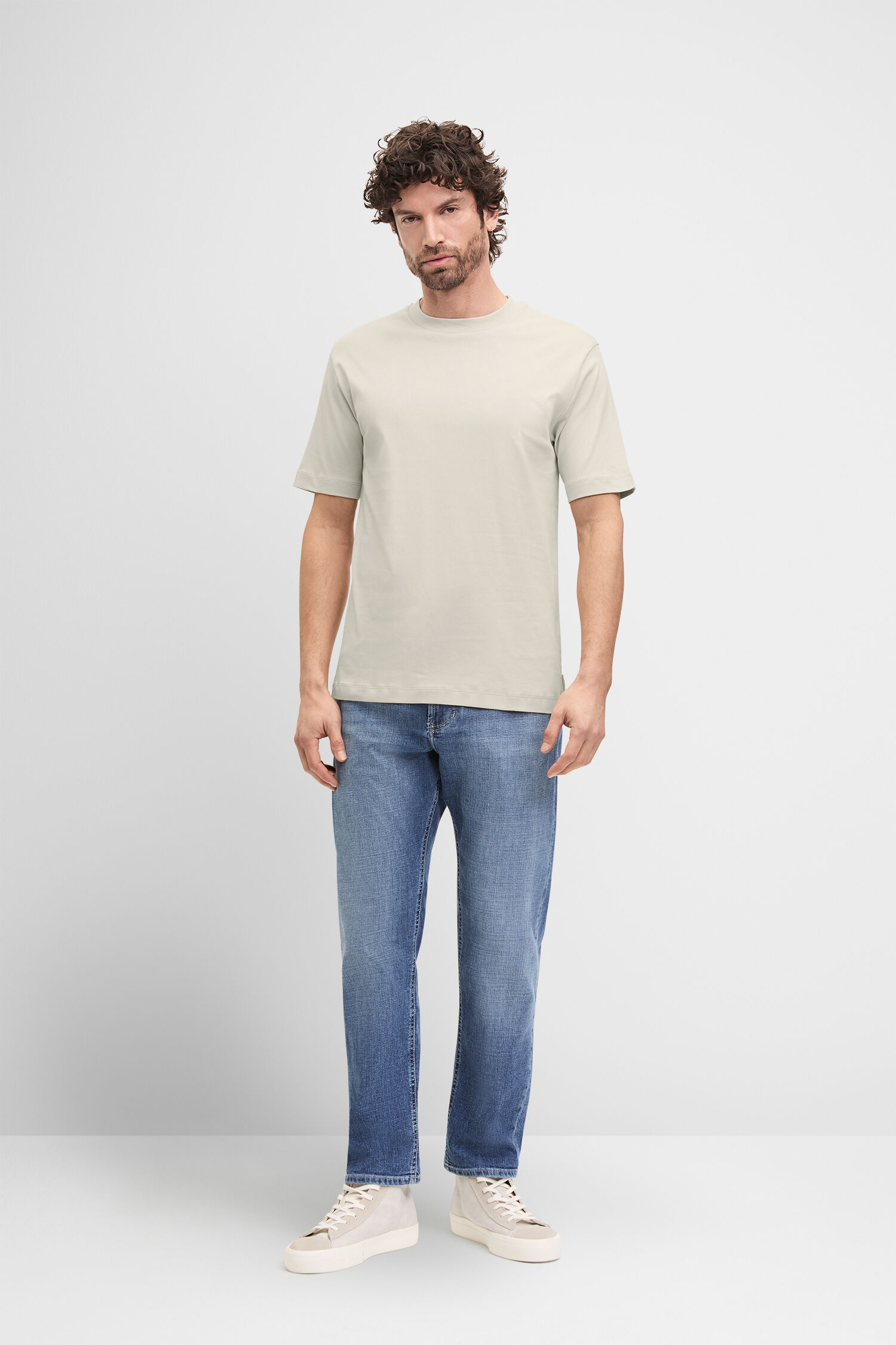Bekleidung, T-shirt, Hosen, Person, Stehend