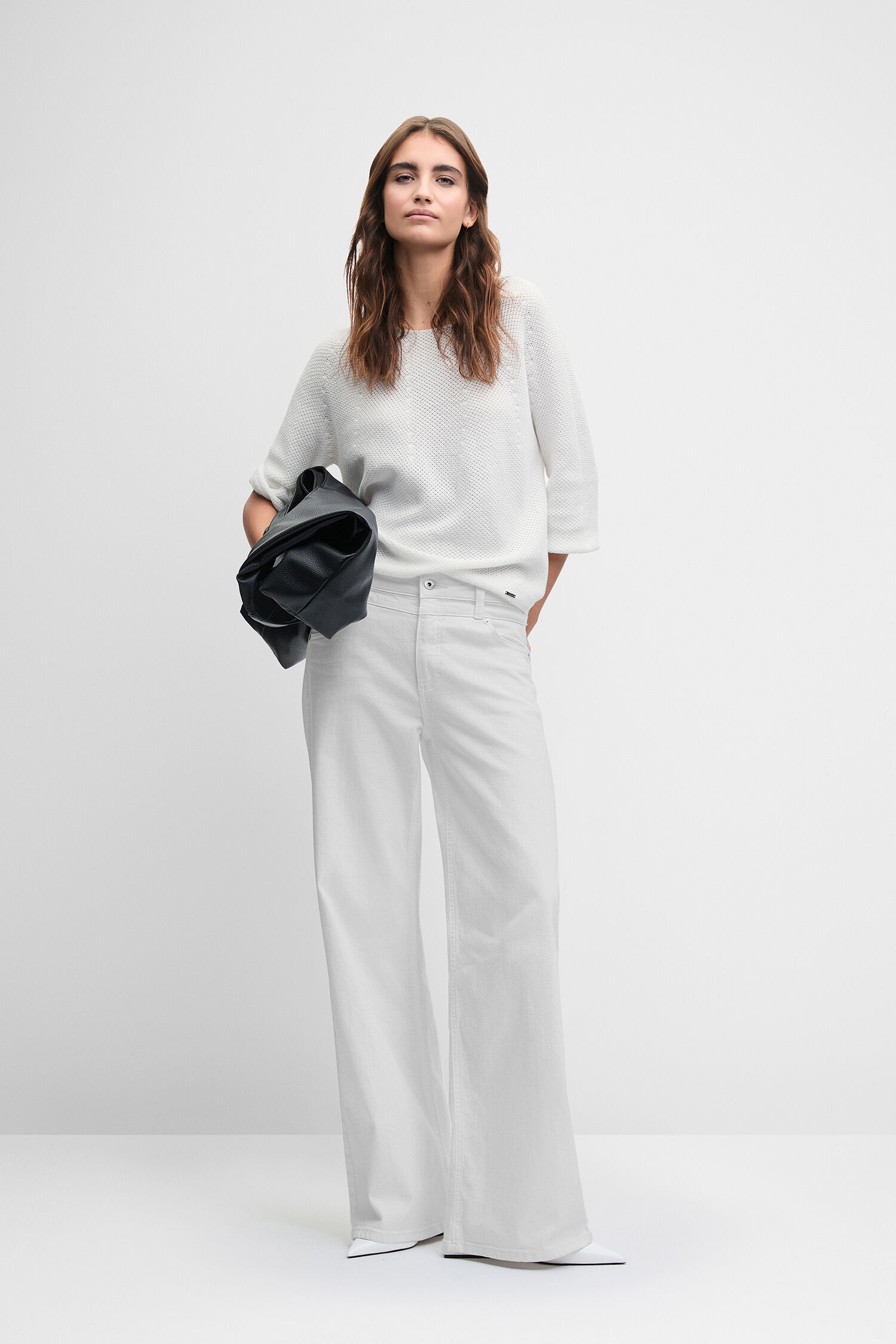 Weißes Oberteil, Weite Hose, Gedeckte Farben, Schal/Jacke in Arm, Leinenlook?