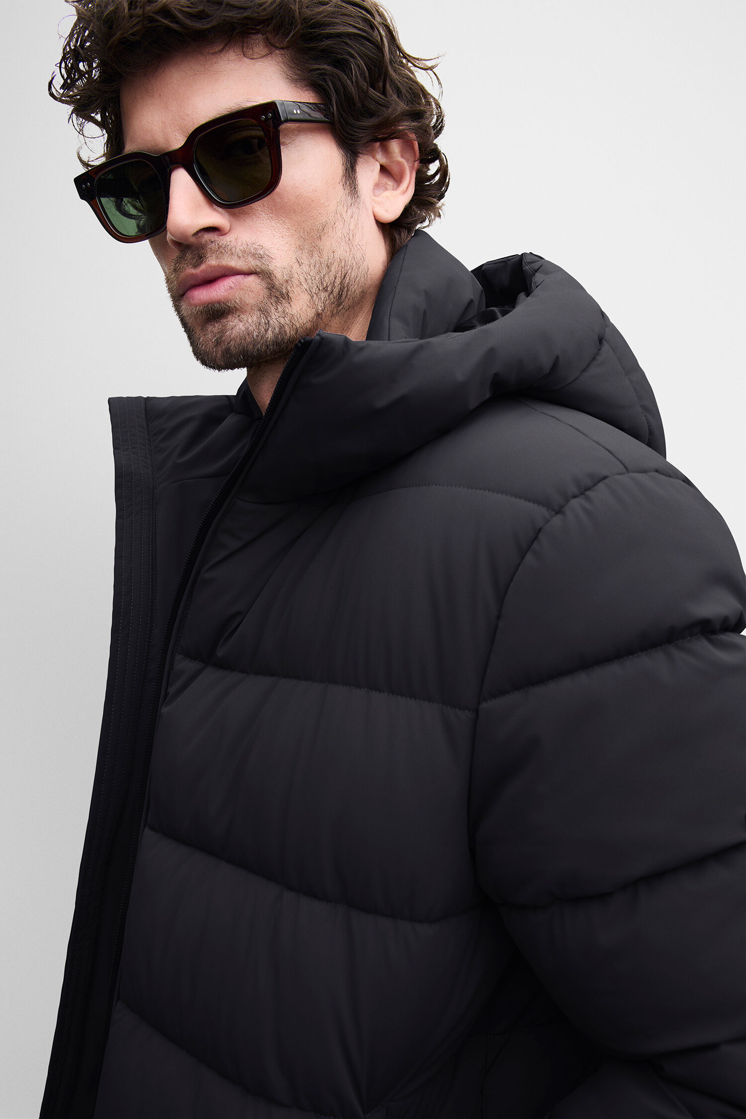 Pufferjacke, schwarzer Mantel, Kapuzenschnitt Jacke, Quadschnitt Puffer?, lange Pufferjacke