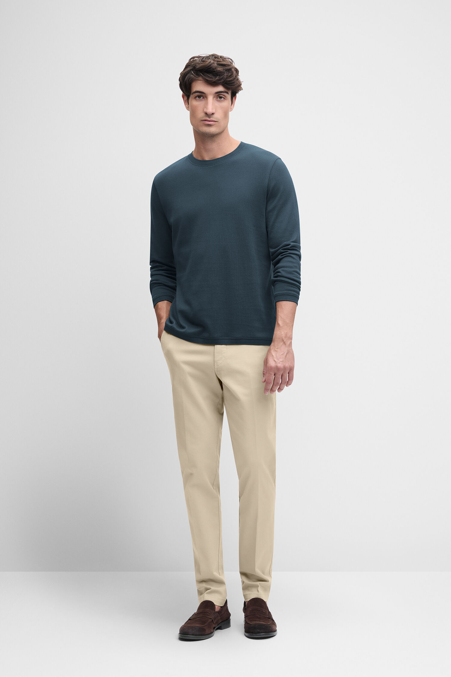 Langarmshirt, Rundhals, Dunkelblau, Beige Hose, Loafer Braun
