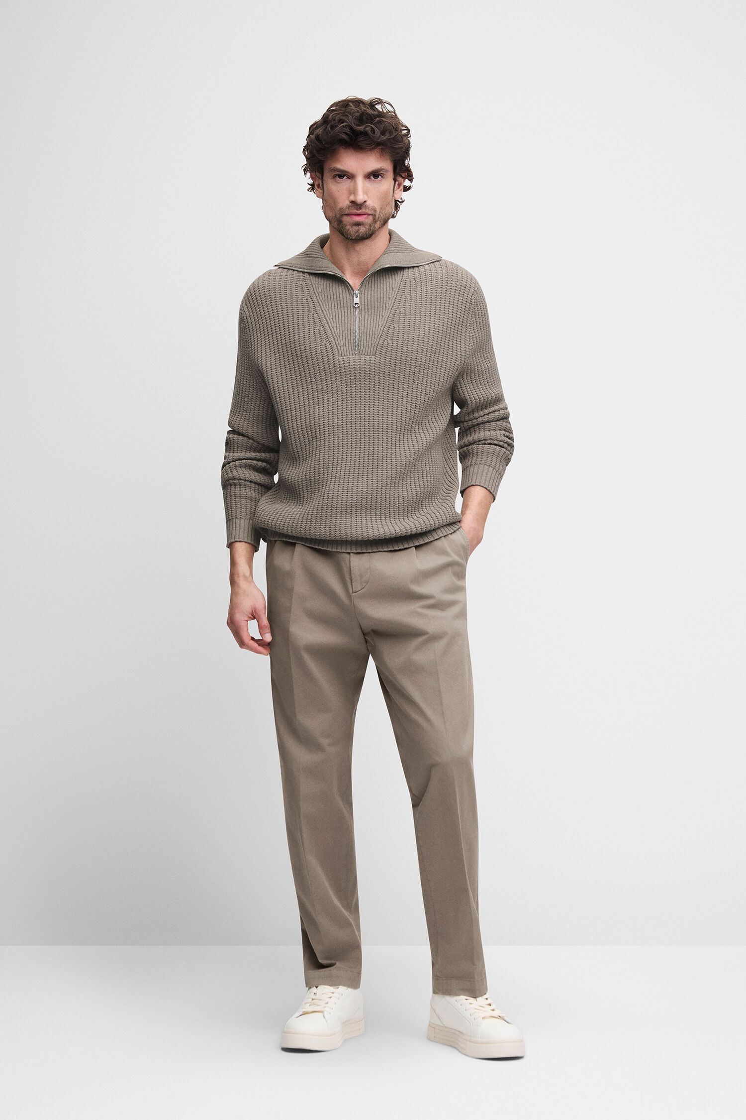 Pullover, Reißverschluss-Kragen, Rippenstruktur, Kapuze, Khaki-Hose