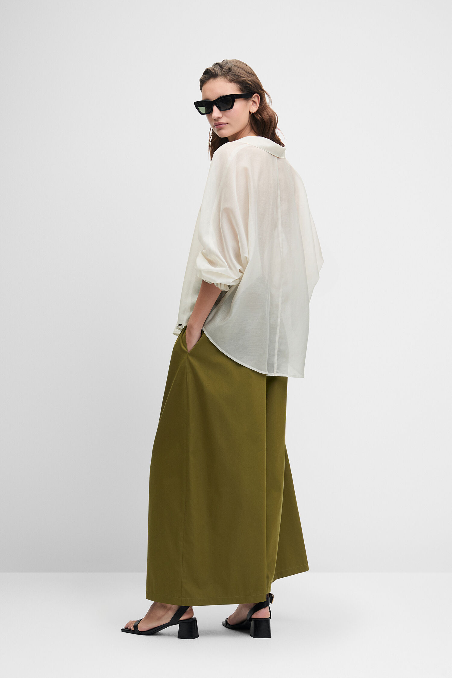 weiße Bluse, oversized Hemd, lässig, lose Passform, Sandalen, olivegrüne Hose