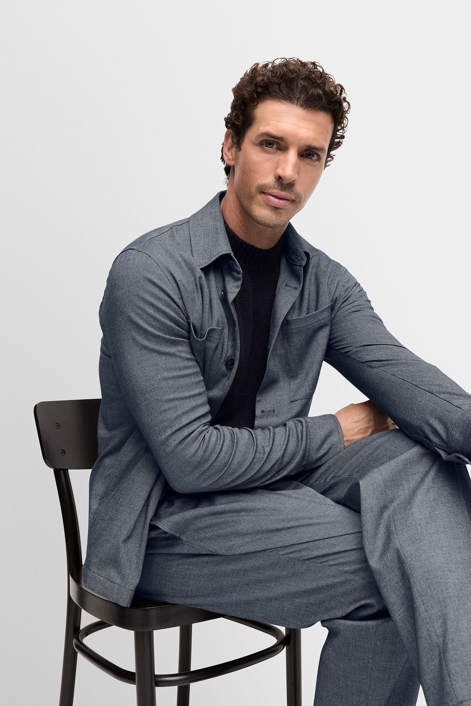 Person, Sitzen, Formelle Kleidung, Anzug, Mann