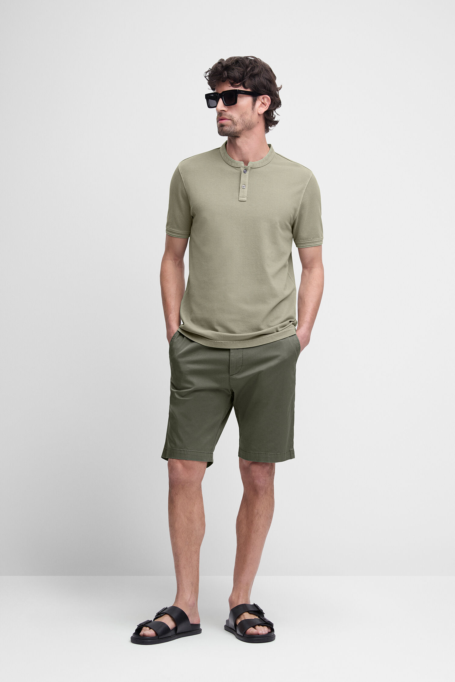 Kurze Hose, Sandale, Erwachsener, Mann, Person