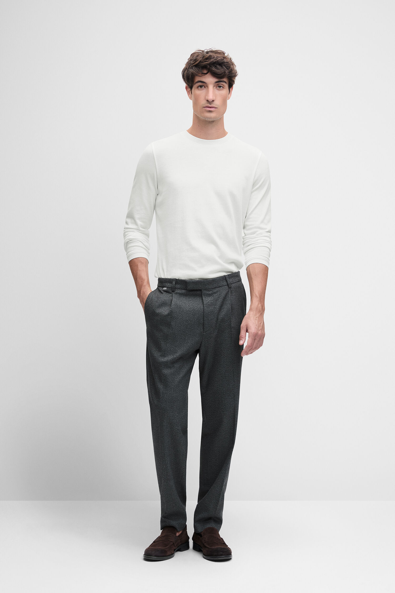 Kleidung, Langärmliges Shirt, Weißes Oberteil, Hose, Loafers - dunkelblau