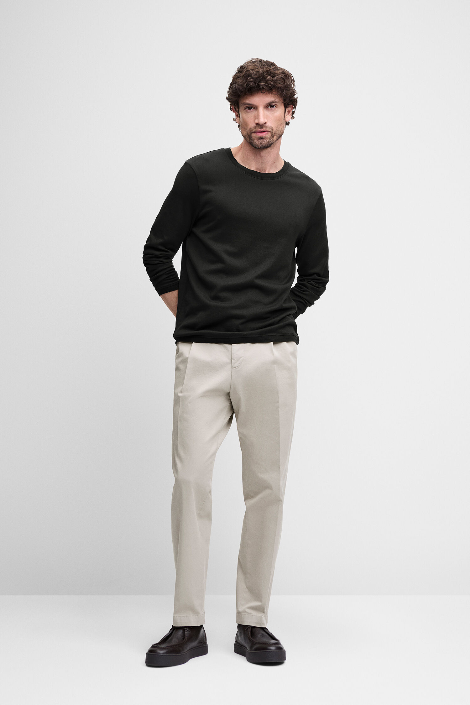 Pullover, Langarmshirt, Schwarz, Beige Hose, Loafers
