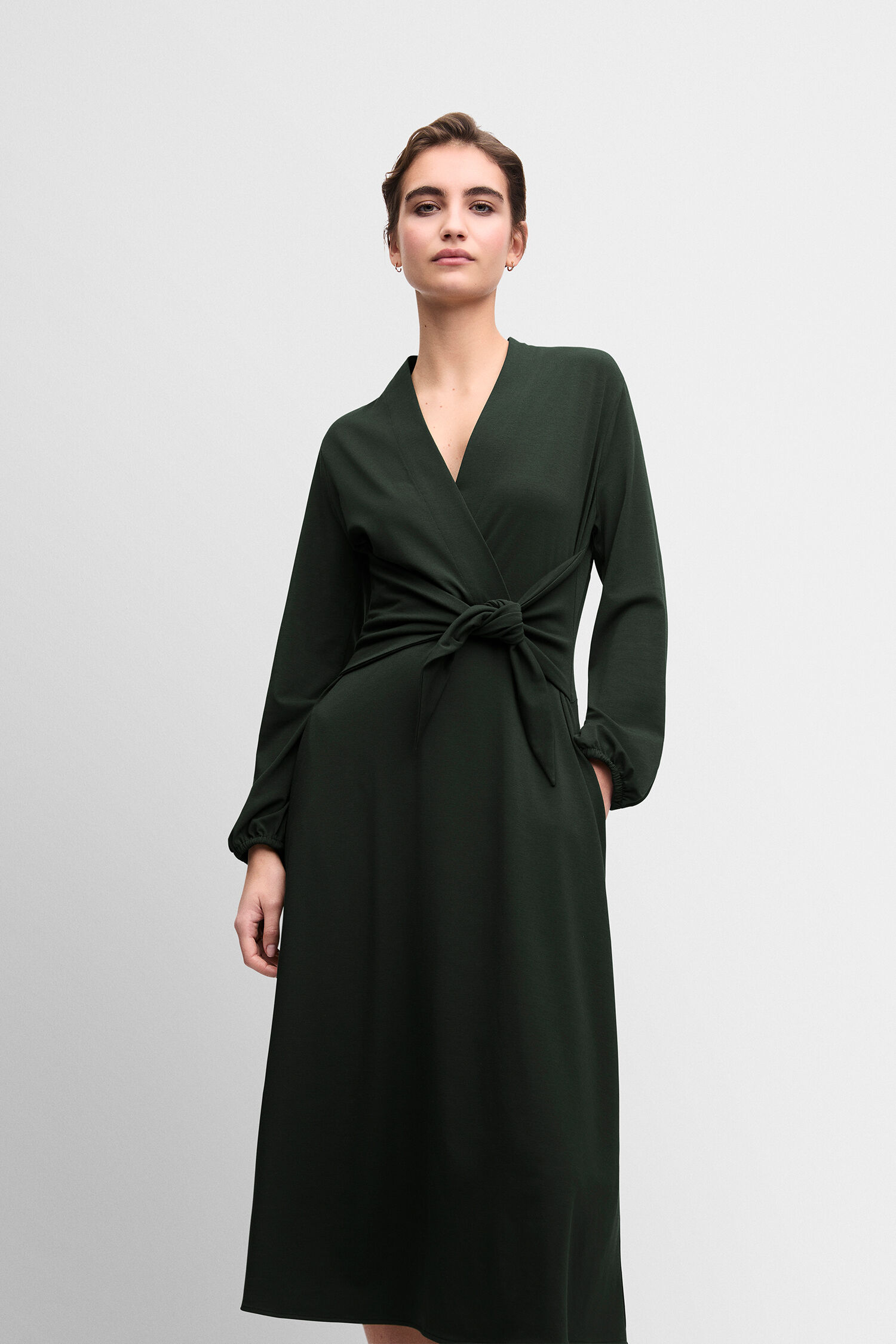 Dunkelgrünes Kleid, V-Ausschnitt, Wickelgürtel, langärmlig, Midi-Länge