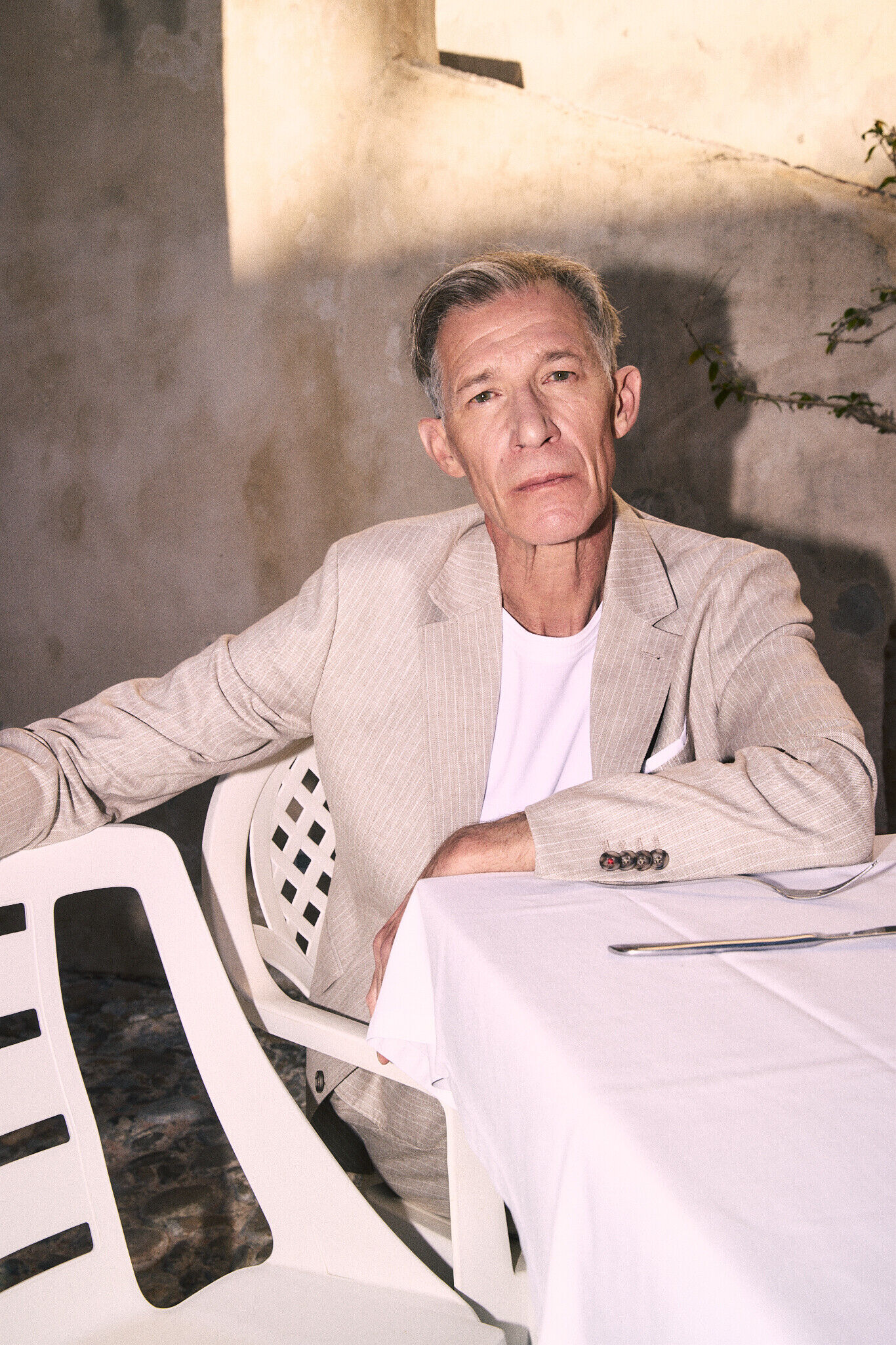 Erwachsener Mann, Anzug, Hemdlose, Licht und Schatten, Tisch-Setup