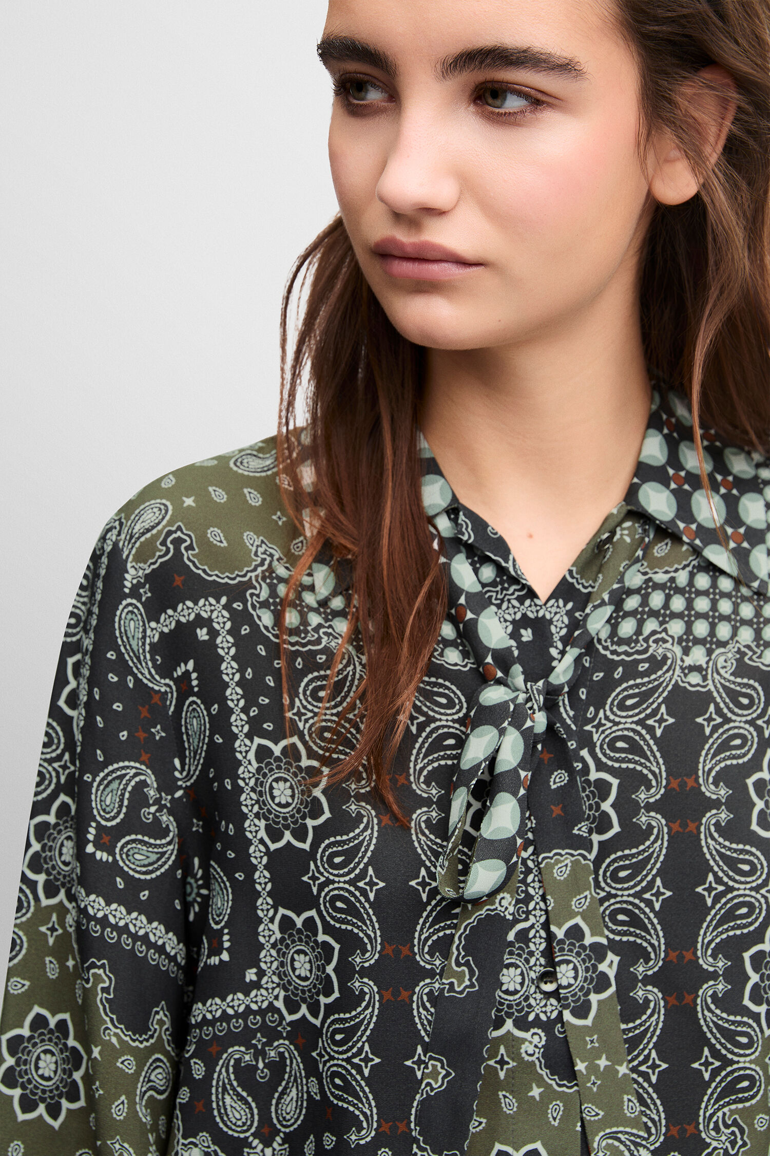 Bluse, Paisley-Muster, lange Ärmel, Halbkragen-Bindung, transparente Stoff