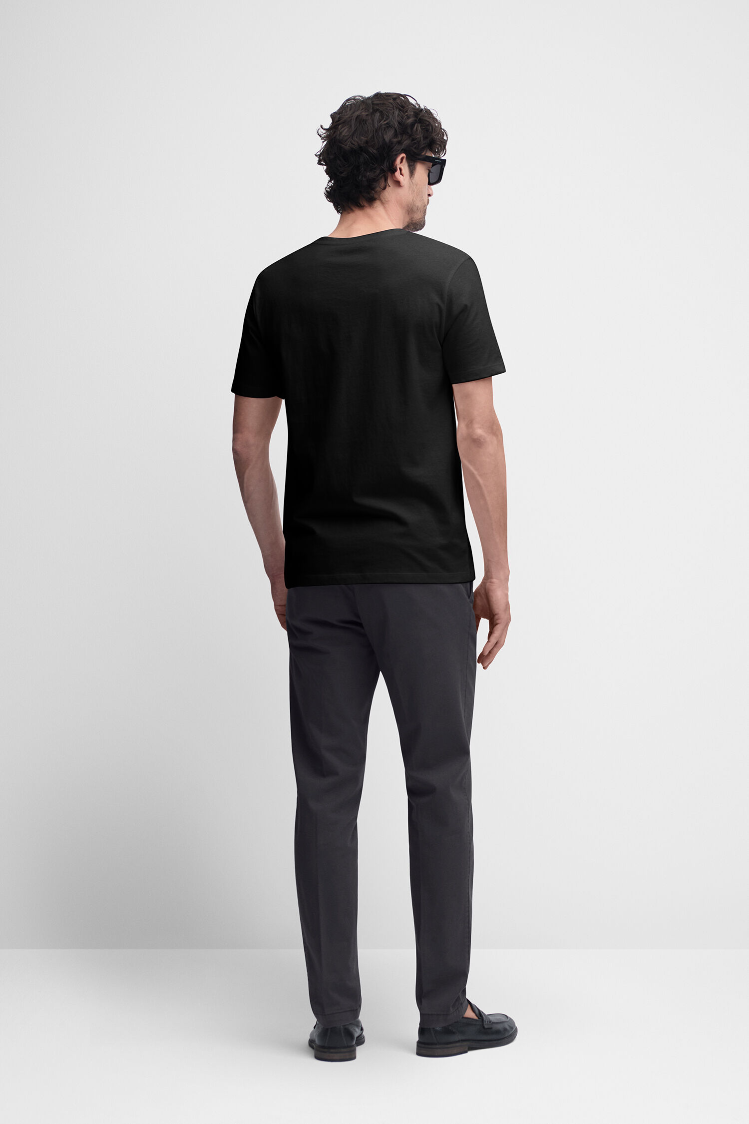 T-shirt, Hosen, Person, Stehend, Mann
