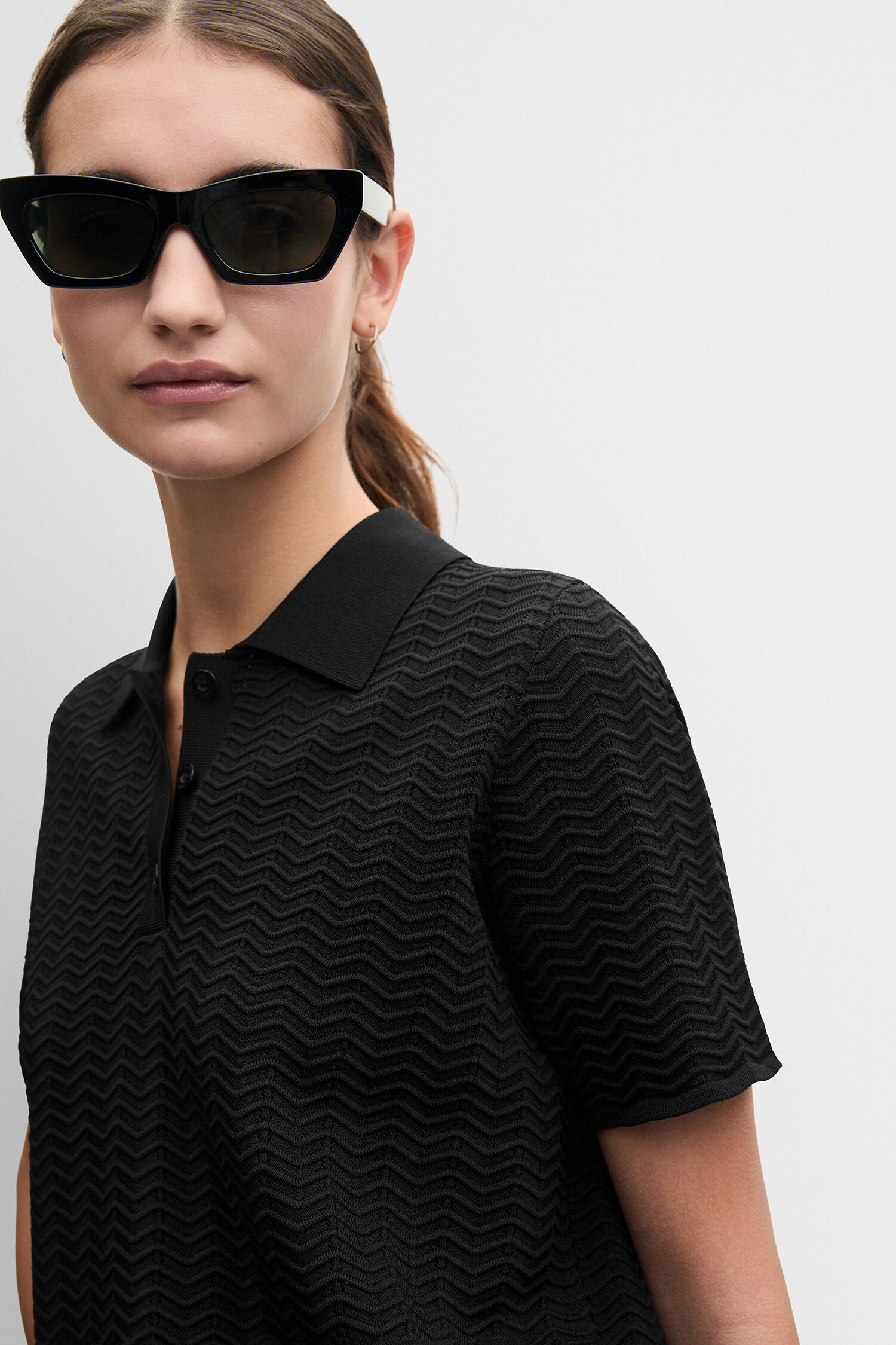 sonnenschutzbrille, schwarz polo, strukturierter polo, kurzarm, frauen