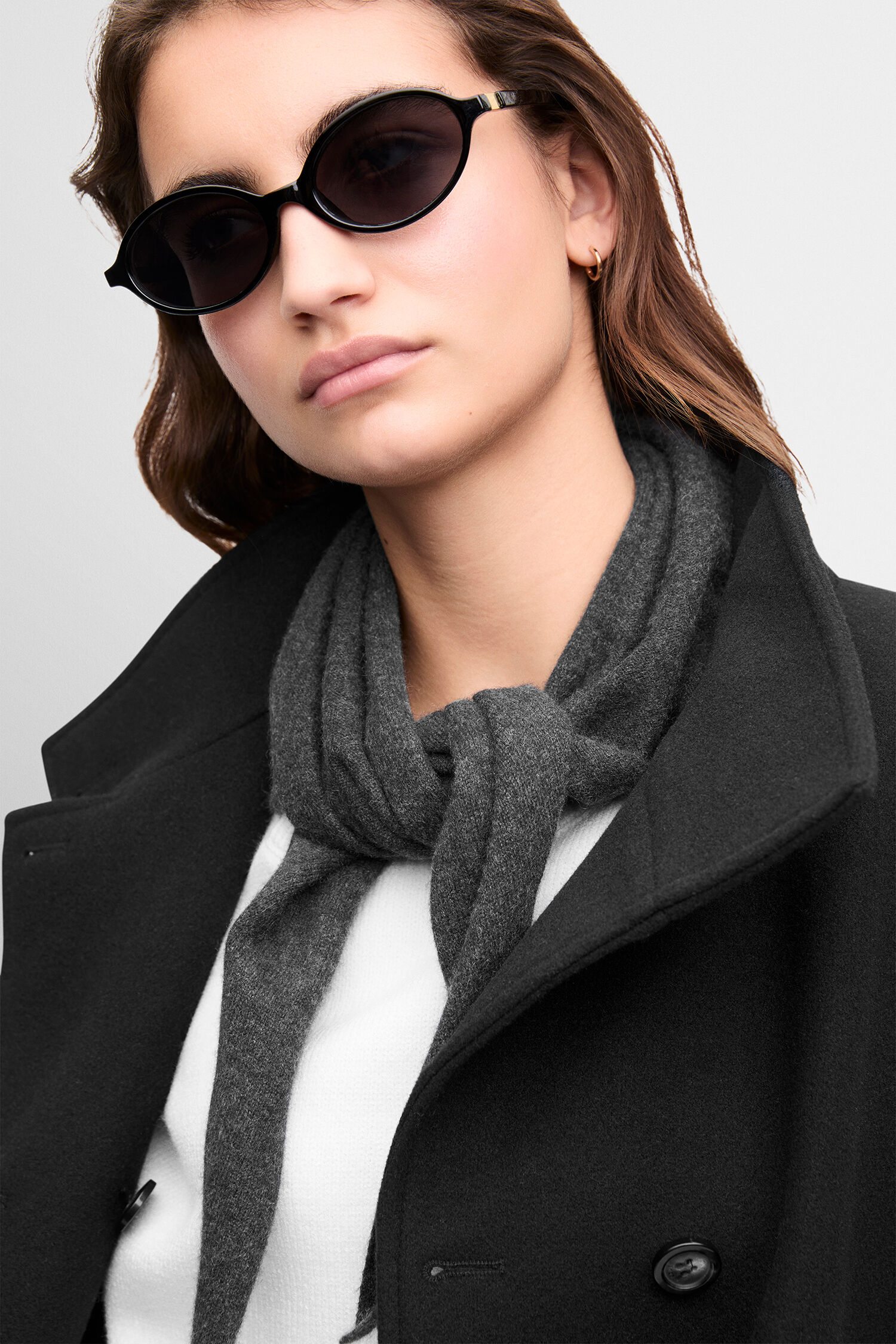Sonnenbrille, Schal, Mantel, Schwarz, Weißes T-Shirt
