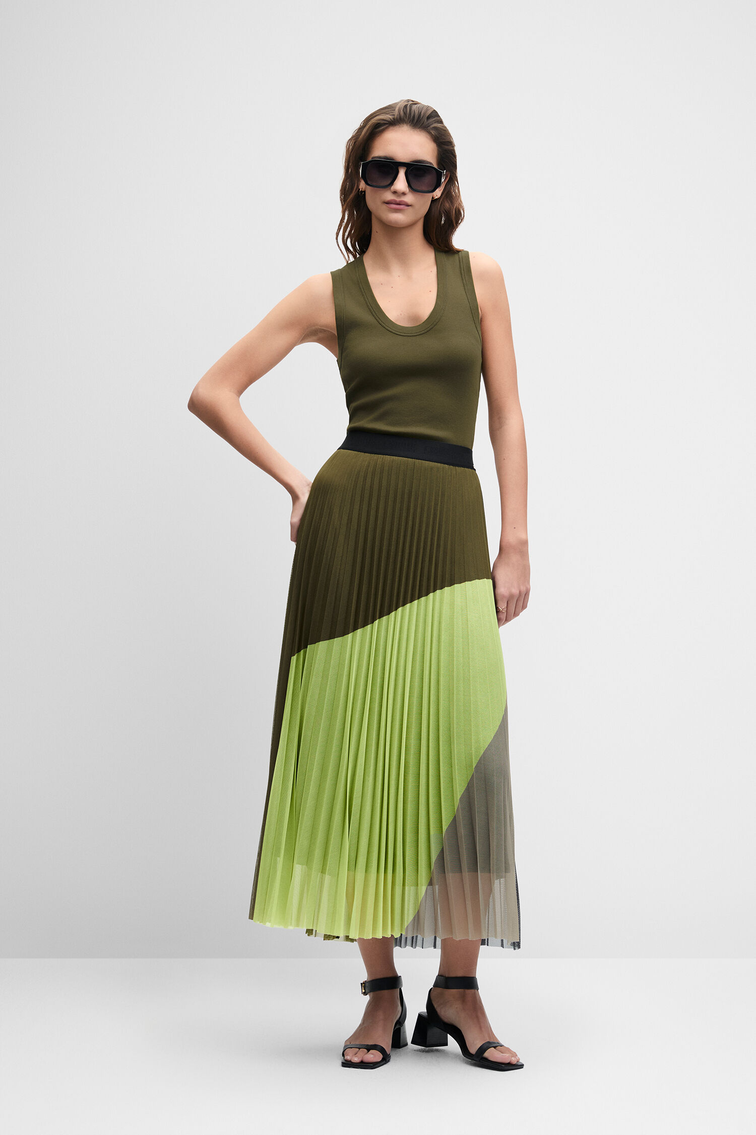 kleid, maxi, Plissee, olivgrün, sandalen