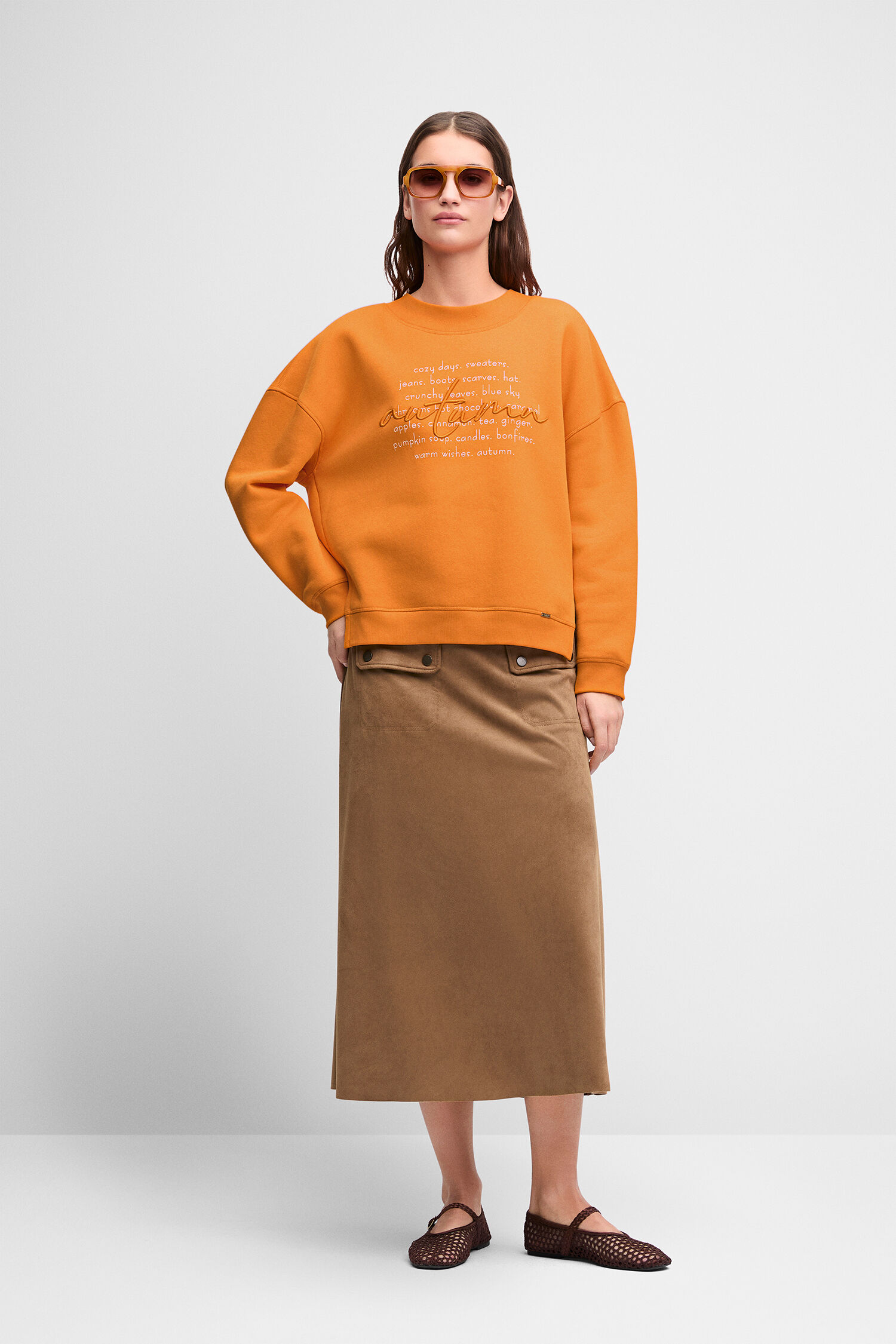 orange sweatshirt, oversized, text print, braunabschluss, braune flache schuhe