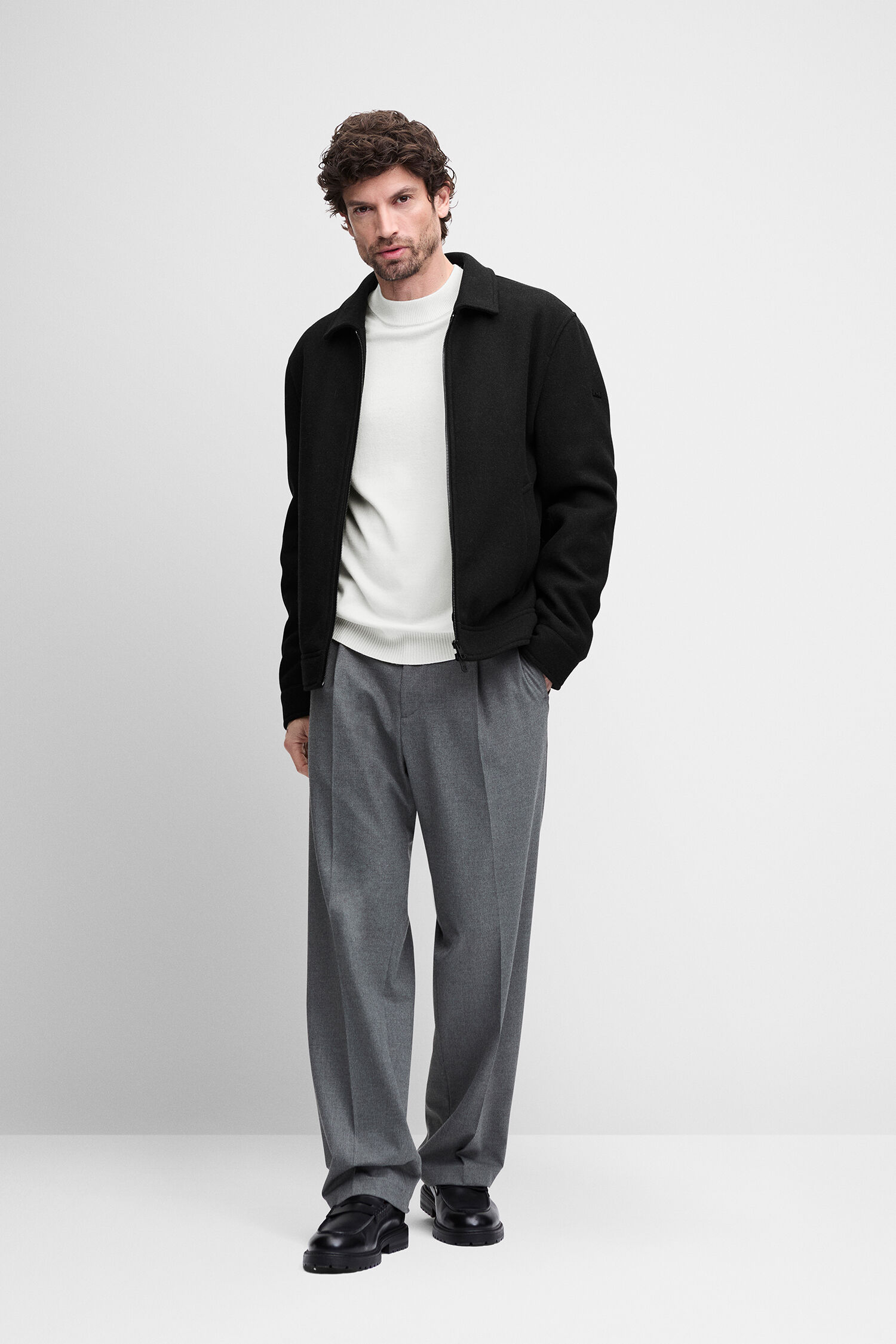 Männerjacke, Schwarze Jacke, Fleecejacke, Weißes Sweatshirt, Graue Anzughose, Bomberjacke, schwarze Jacke, weißes Pullover, graue Hose, Lederschuhe