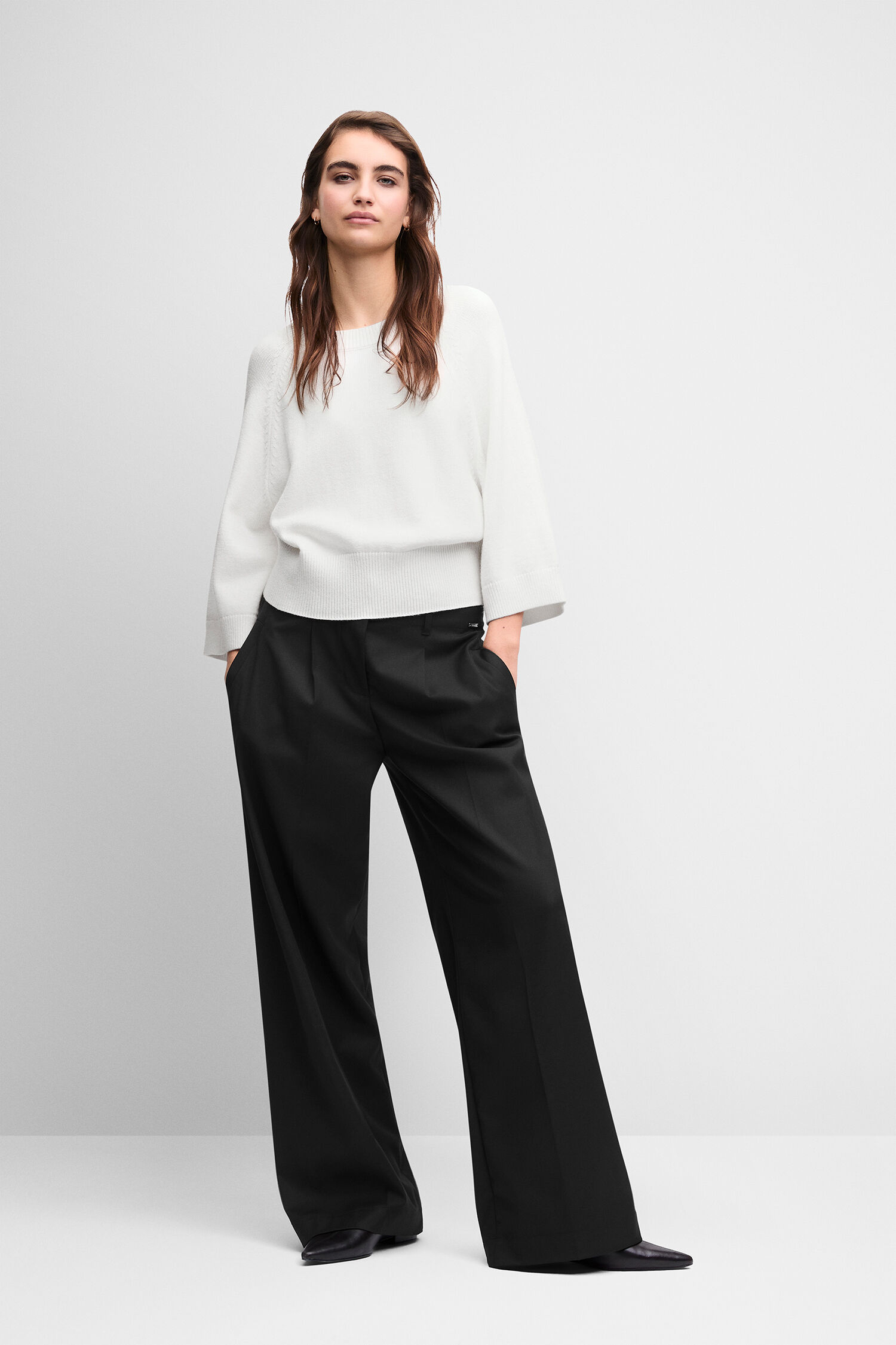 weißer Pullover, breite Ärmeln, oversized, weiche Textur, schwarze Hose
